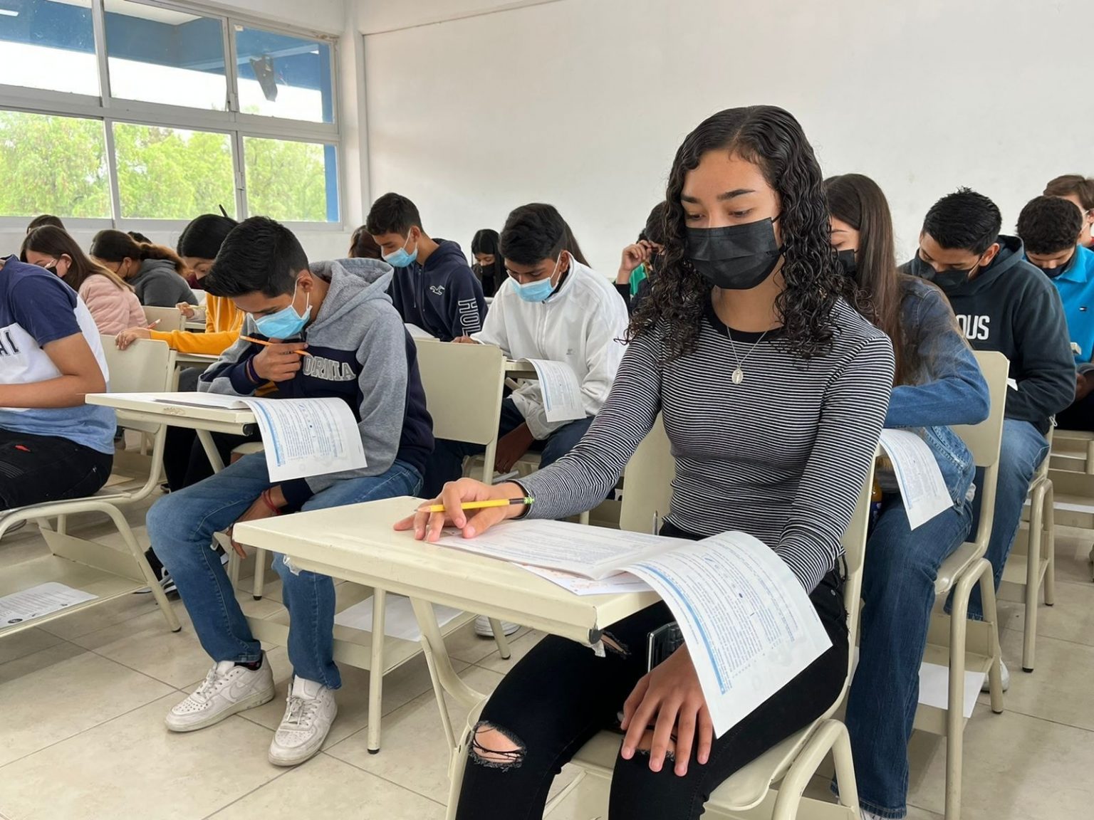Inicia la entrega de fichas para ingresar a la prepa en Guanajuato