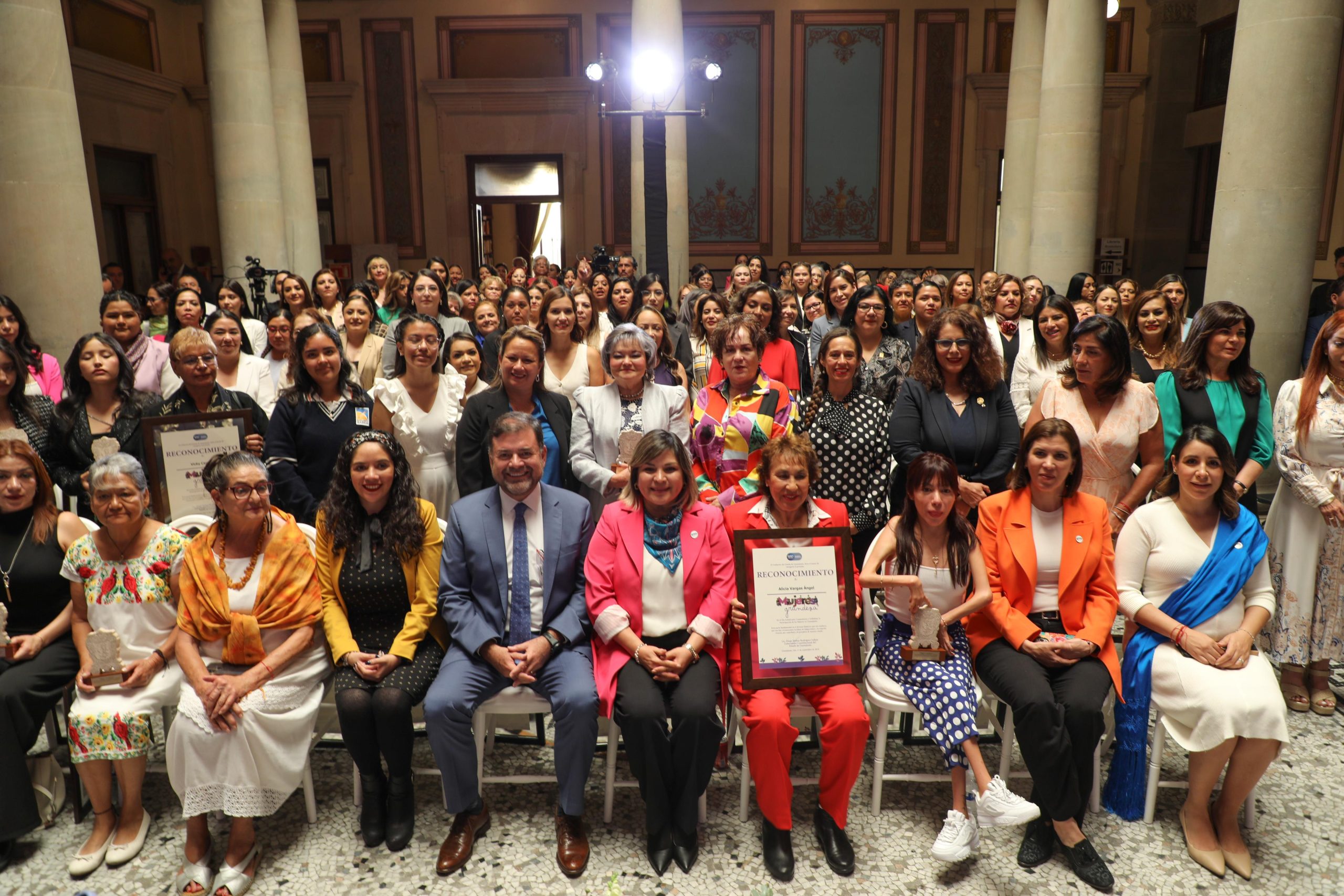 Reconocen a Mujeres Grandeza.