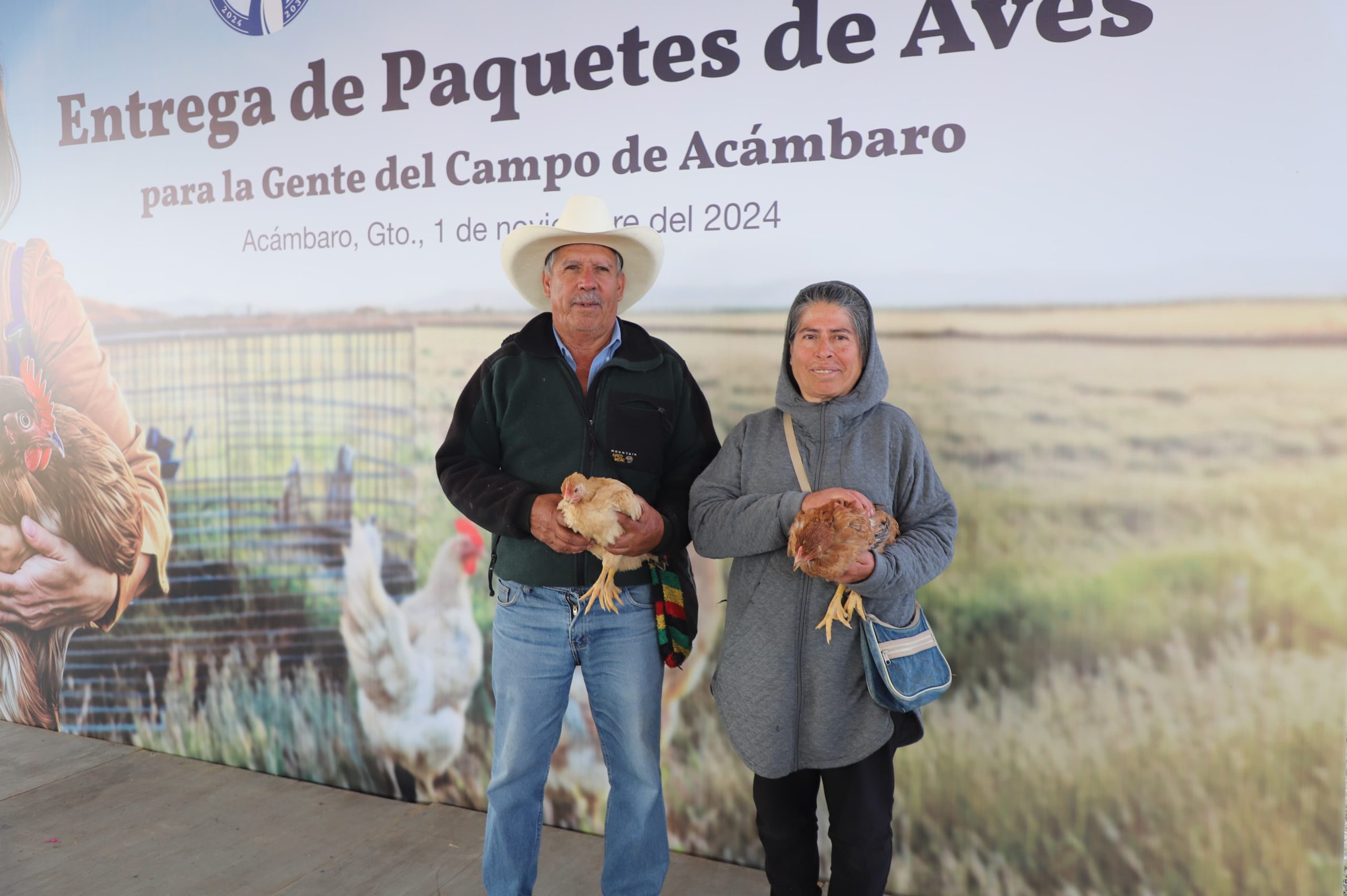 Más de 800 familias rurales de Acámbaro ahora contarán con una opción para alimentarse nutritivamente, con la entrega de paquetes de aves que realizó este día la Secretaría del Campo de Guanajuato 🐔👨‍👩‍👦‍👦