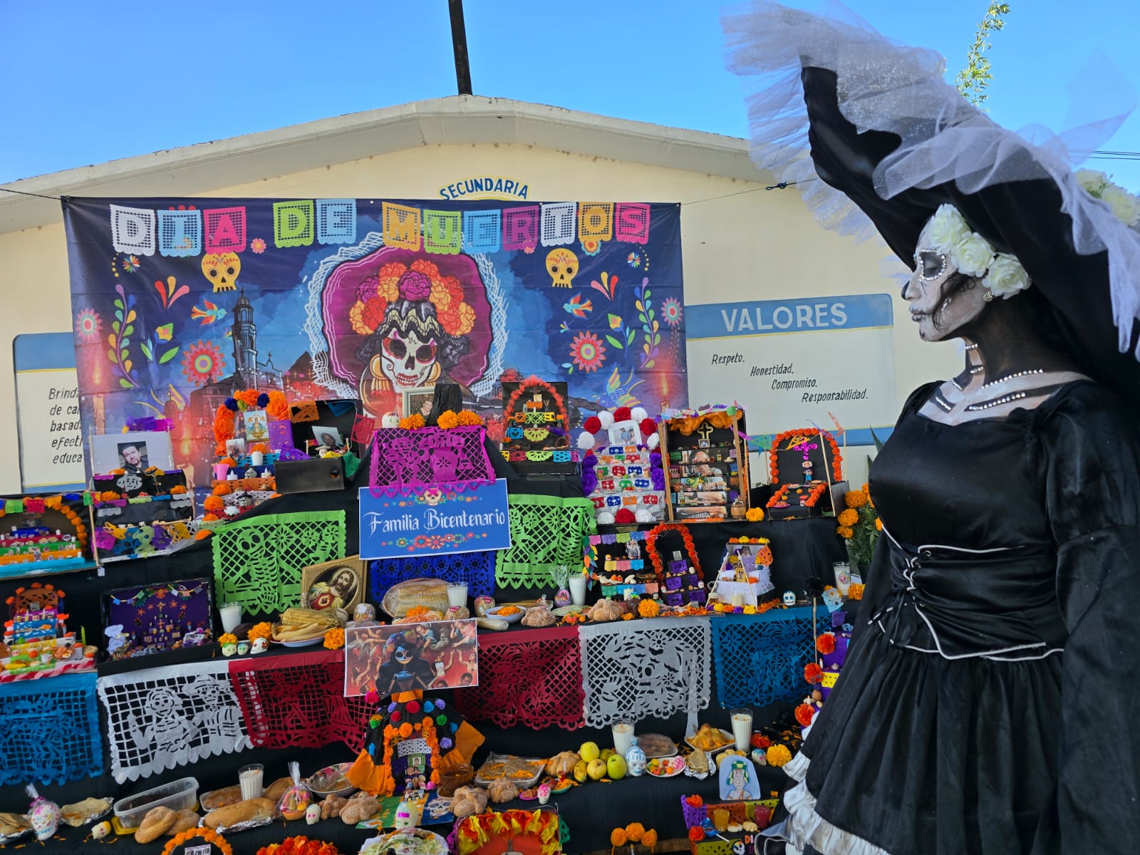 Docentes y estudiantes reviven nuestras raíces con emotivo Festival de Día de Muertos