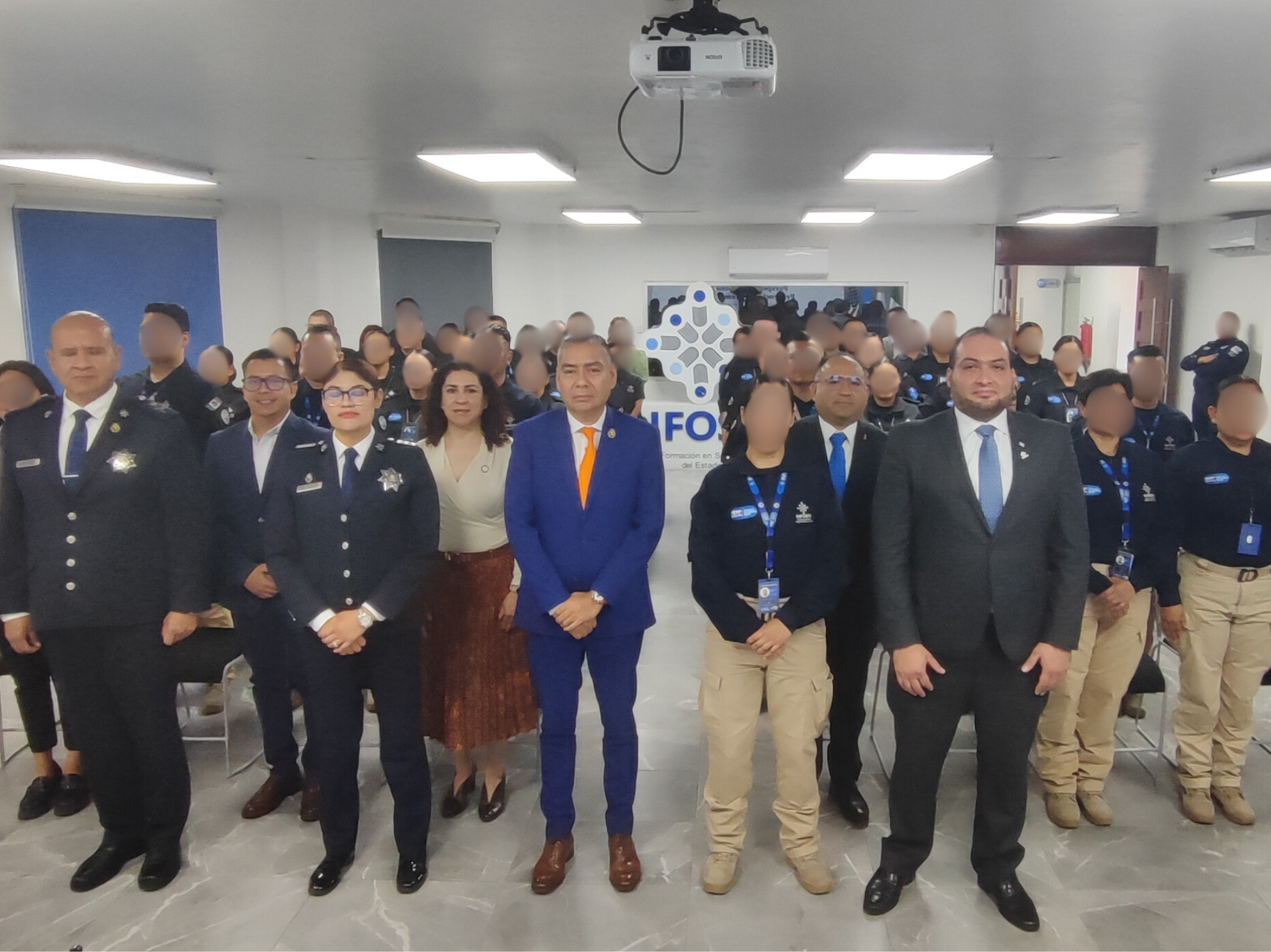 Guanajuato, Gto., a 11 de noviembre de 2024.- En el marco de la Estrategia CONFIA (Coordinación Operativa de la Nueva Fuerza de Inteligencia Anticrimen), el Instituto de Formación en Seguridad Pública del Estado (INFOSPE) fue sede para el inicio del curso “Perspectiva de Género y Prevención del Feminicidio”, que cuenta con el auspicio de la Oficina de las Naciones Unidas contra la Droga y el Delito y la Oficina de Asuntos Internacionales de Narcóticos y Aplicación de la Ley de la Embajada de los Estados Unidos en México (INL, por sus siglas en inglés). Este curso está diseñado para fortalecer las capacidades policiales en la atención de la violencia de género y prevenir el feminicidio.