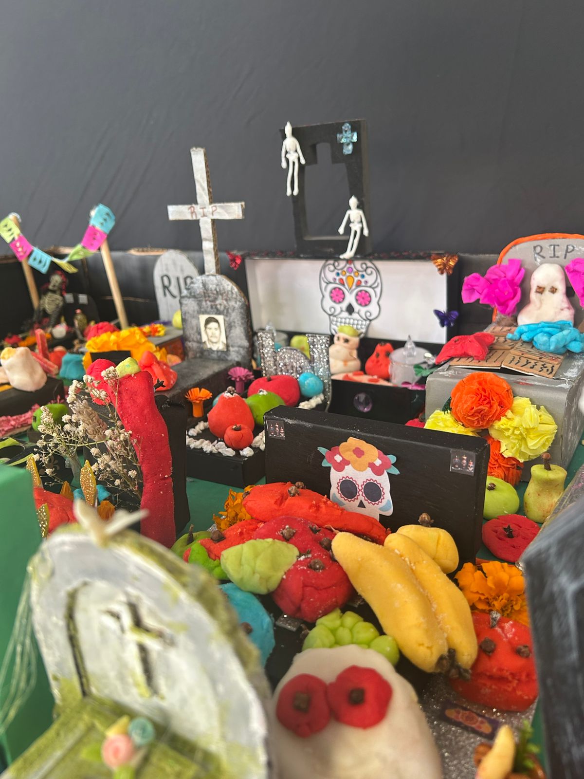 The tradition of the Day of the Dead offering is promoted among the educational community of the “Ignacio Allende” Primary School in Guanajuato.