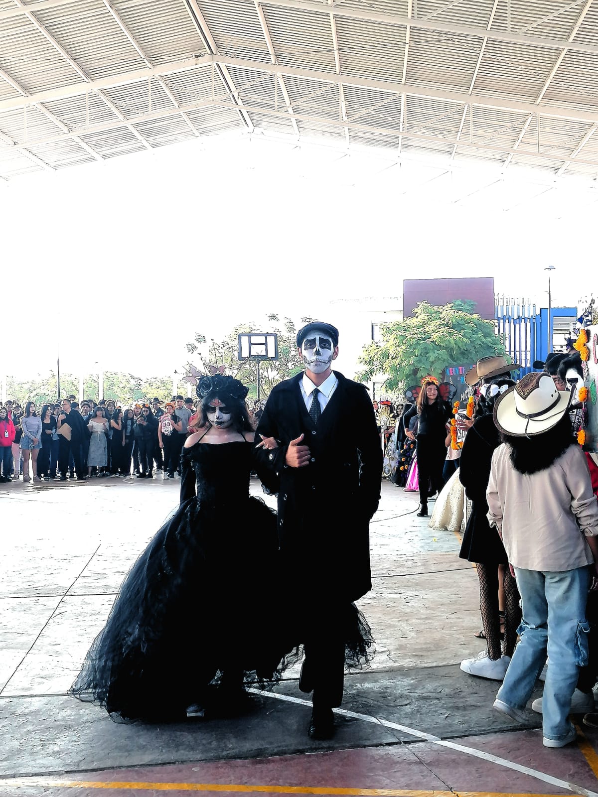 Catrinas y catrines del CECyTE marchan por la calle difundiendo la cultura y folclor mexicano del “día de muertos