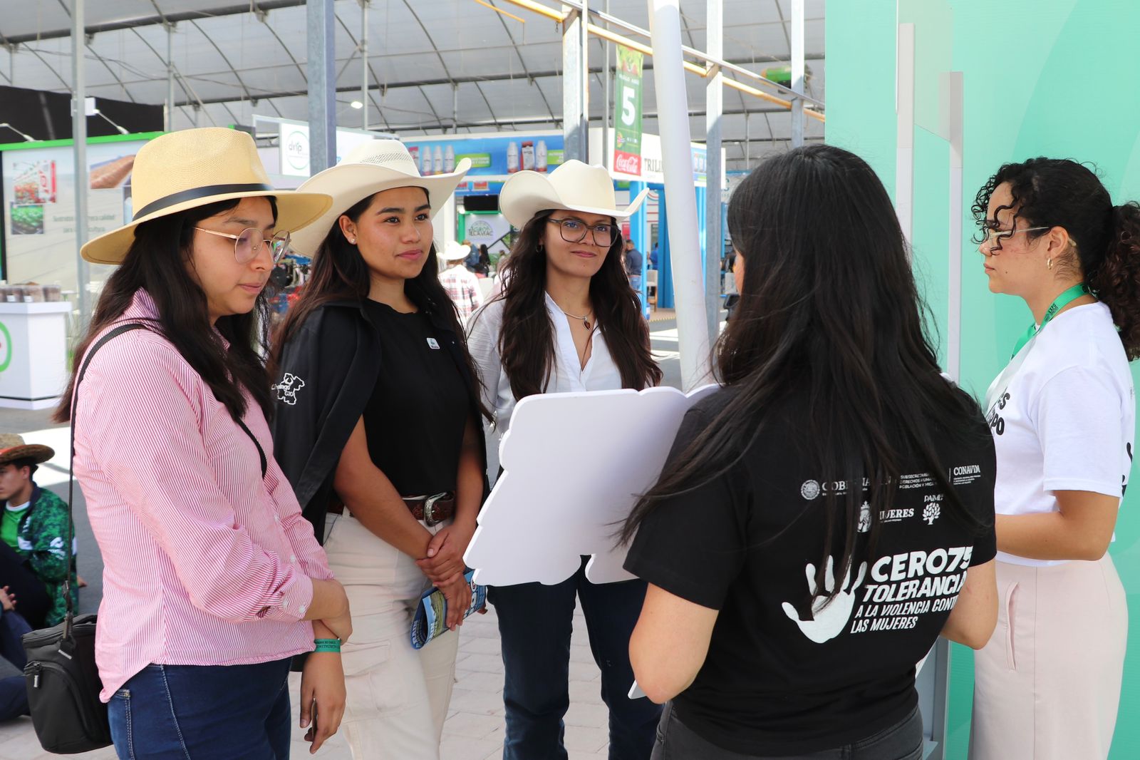 Orientan a visitantes de la Expo Agroalimentaria Guanajuato sobre acoso en espacios públicos