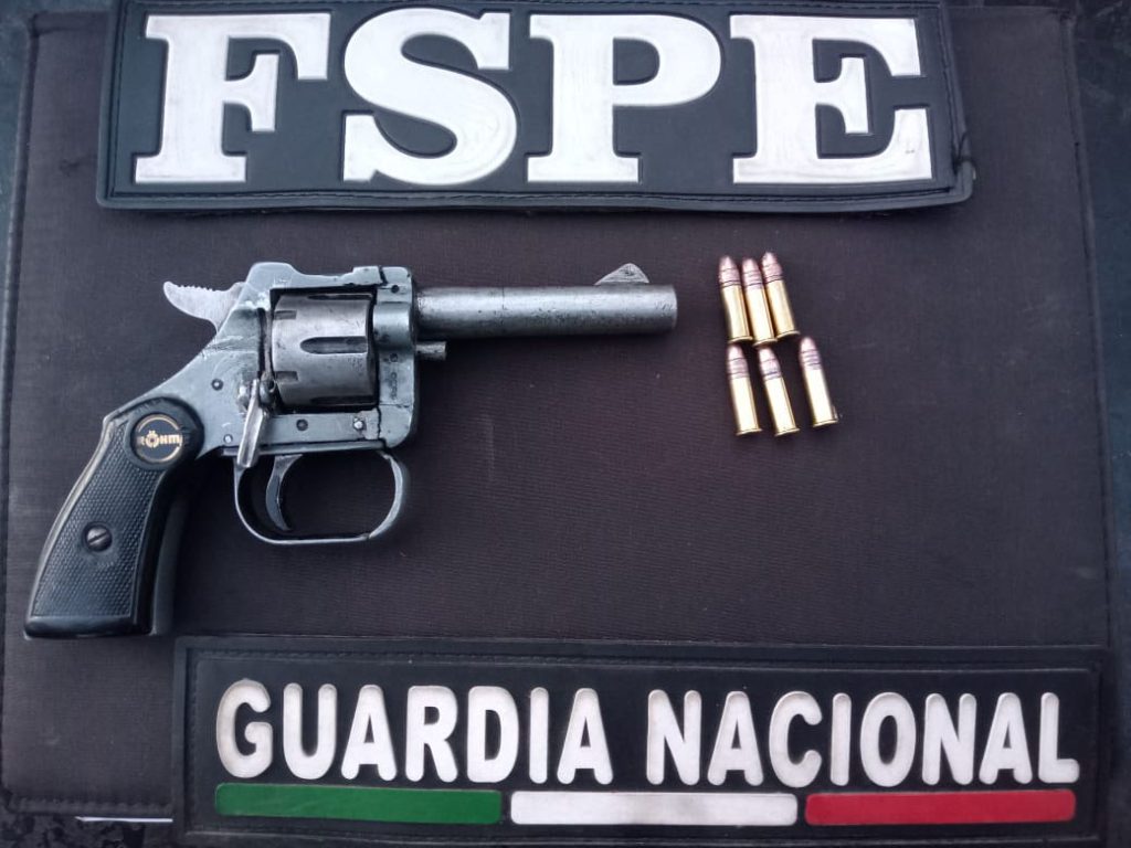 Integrantes de las Fuerzas de Seguridad Pública del Estado aseguraron un arma de fuego tipo revólver, calibre .22, y 6 cartuchos calibre .22 mm.