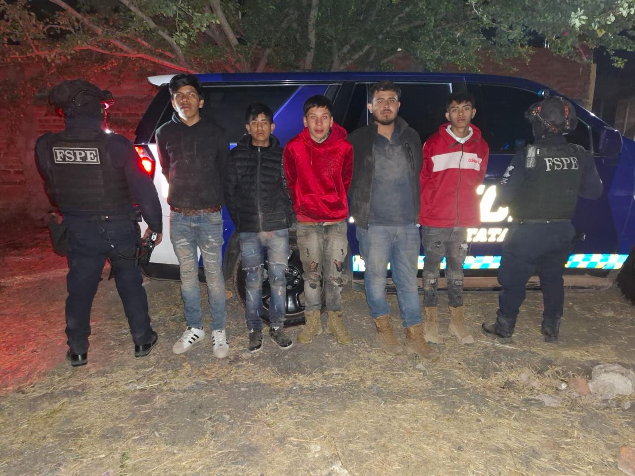 Las Fuerzas de Seguridad Pública del Estado (FSPE) aseguraron una camioneta con reporte de robo y varias réplicas de armas.

Los detenidos, entre ellos tres menores, están presuntamente vinculados al menos a cuatro robos de vehículos con violencia.