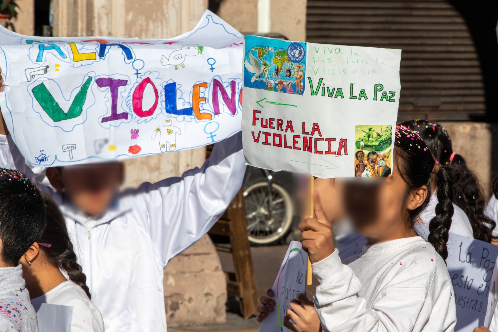 Las y los niños hicieron un llamado a terminar con la violencia y generar entornos de paz en todo el territorio mexicano.

Esta actividad fue impulsada por la Secretaría de Seguridad y Paz del Gobierno de la Gente.