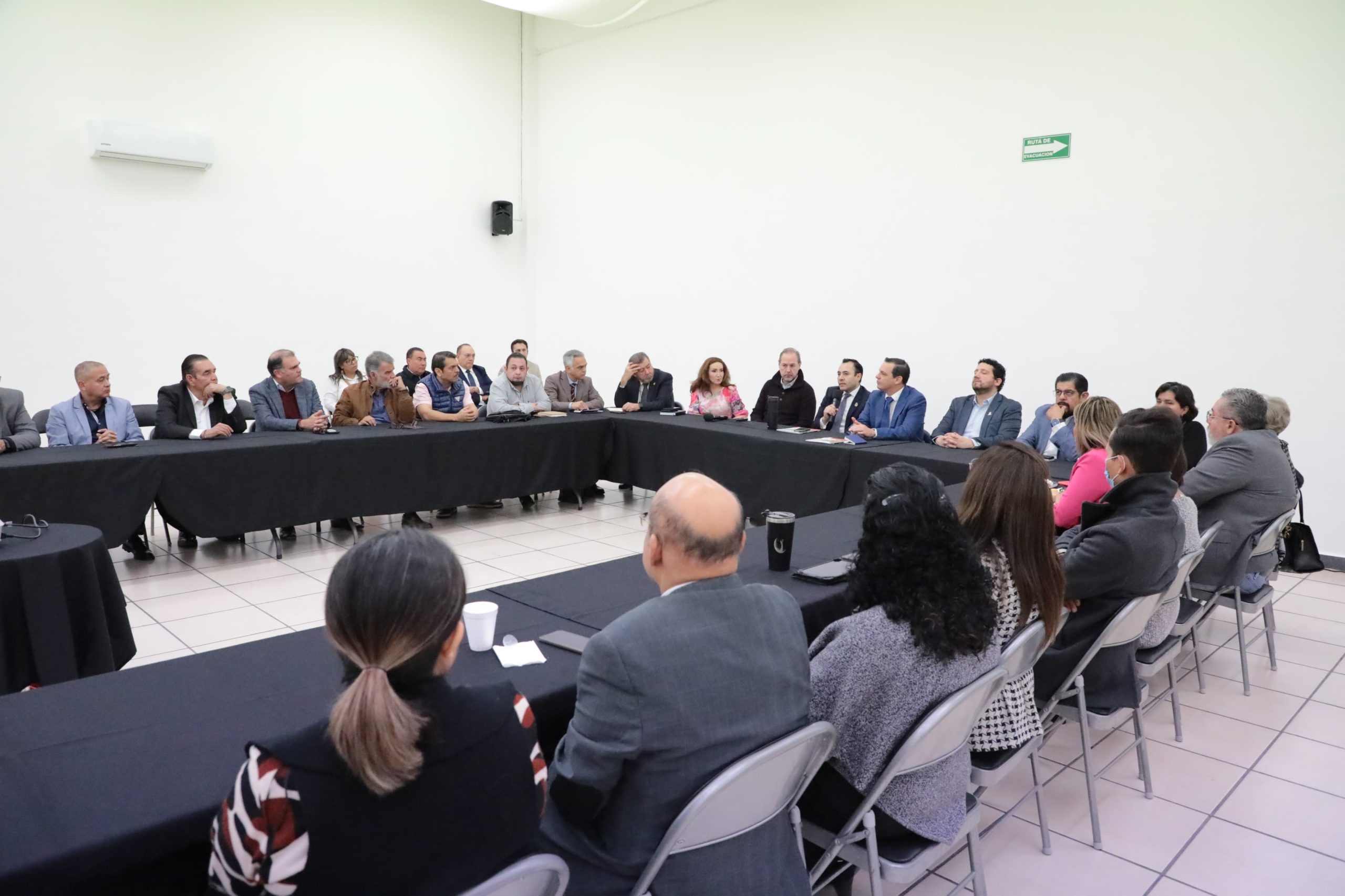 Juan Mauro González Martínez, secretario de Seguridad y Paz, y Jorge Daniel Jiménez Lona, Secretario de Gobierno de Guanajuato, sostuvieron este viernes una reunión con empresarios del municipio de Irapuato para abordar lo que se está haciendo en temas de seguridad.