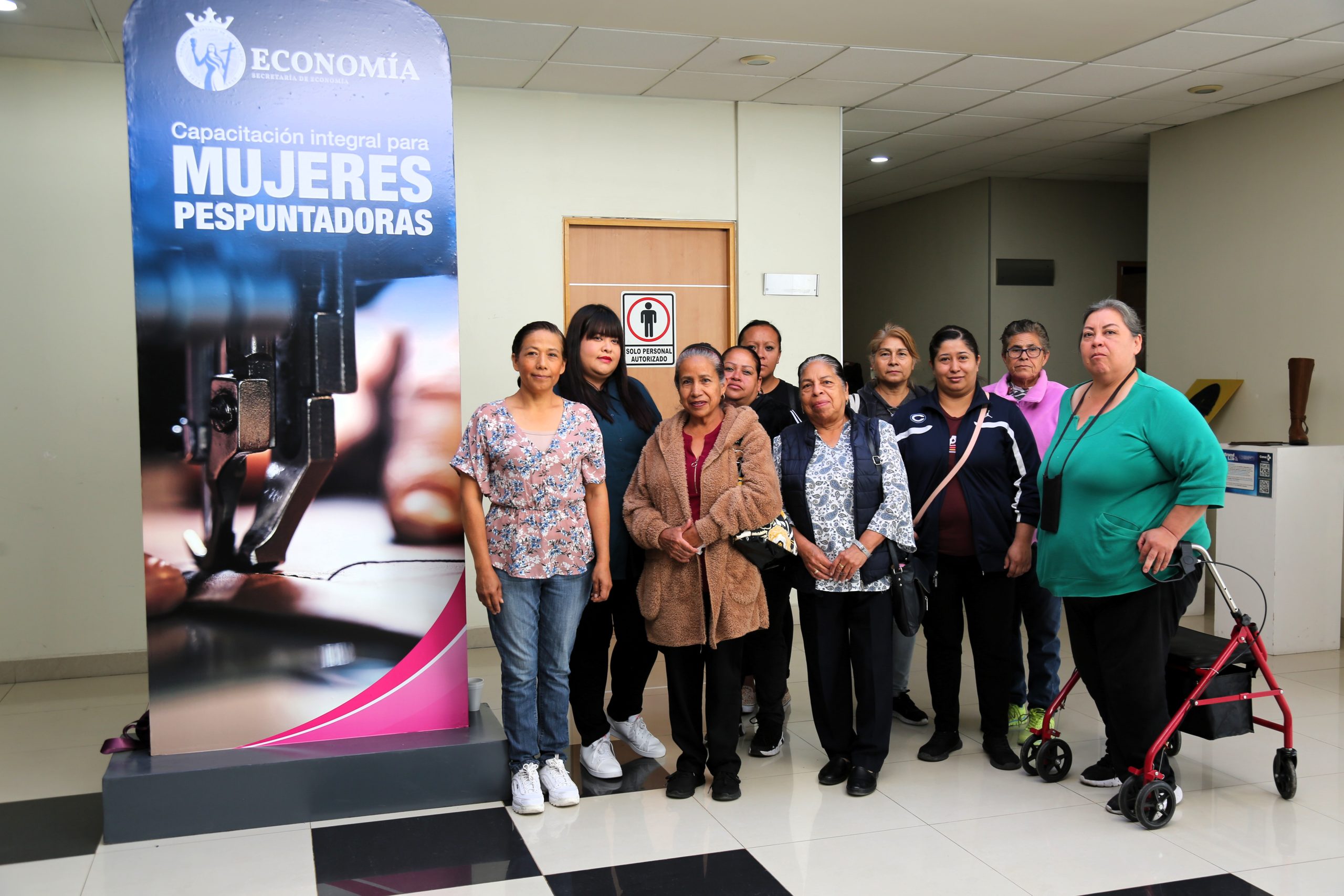 A través del programa “Bécat”, se gradúa la primera generación de mujeres pespuntadoras en Guanajuato.