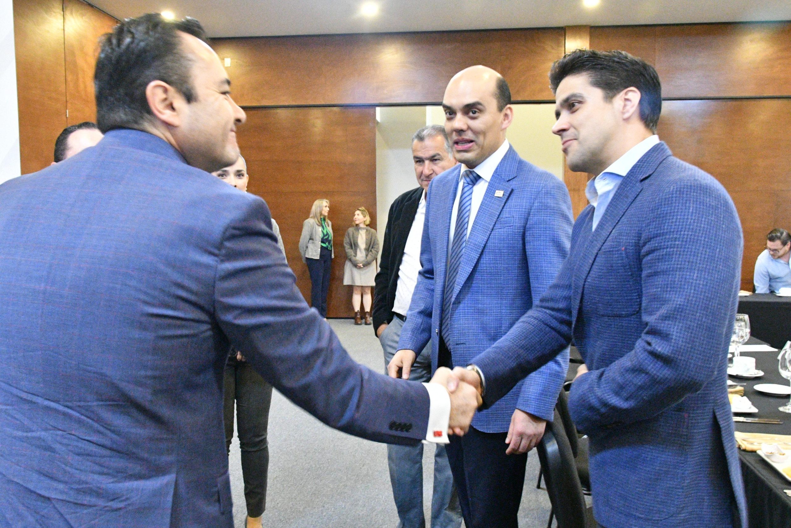 En un ejercicio de apertura, diálogo y construcción de confianza, el Secretario de Seguridad y Paz, Juan Mauro González Martínez, sostuvo un encuentro con integrantes de la Cámara Nacional de la Industria de Desarrollo y Promoción de Vivienda (CANADEVI) Guanajuato, donde expuso detalles de la nueva estrategia de seguridad de Coordinación Operativa de la Nueva Fuerza de Inteligencia Anticrimen (CONFIA).