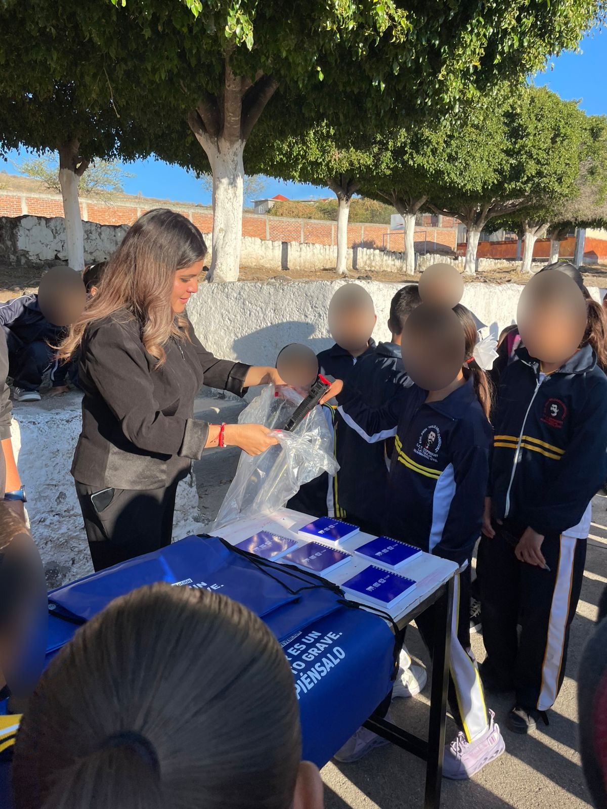 Alumnas y alumnos de la Primaria Belisario Domínguez intercambiaron 55 juguetes bélicos por materiales educativos.

La actividad incluyó una capacitación para 33 madres y padres de familia, así como docentes, sobre la importancia de educar con valores y prevenir la violencia desde el hogar.