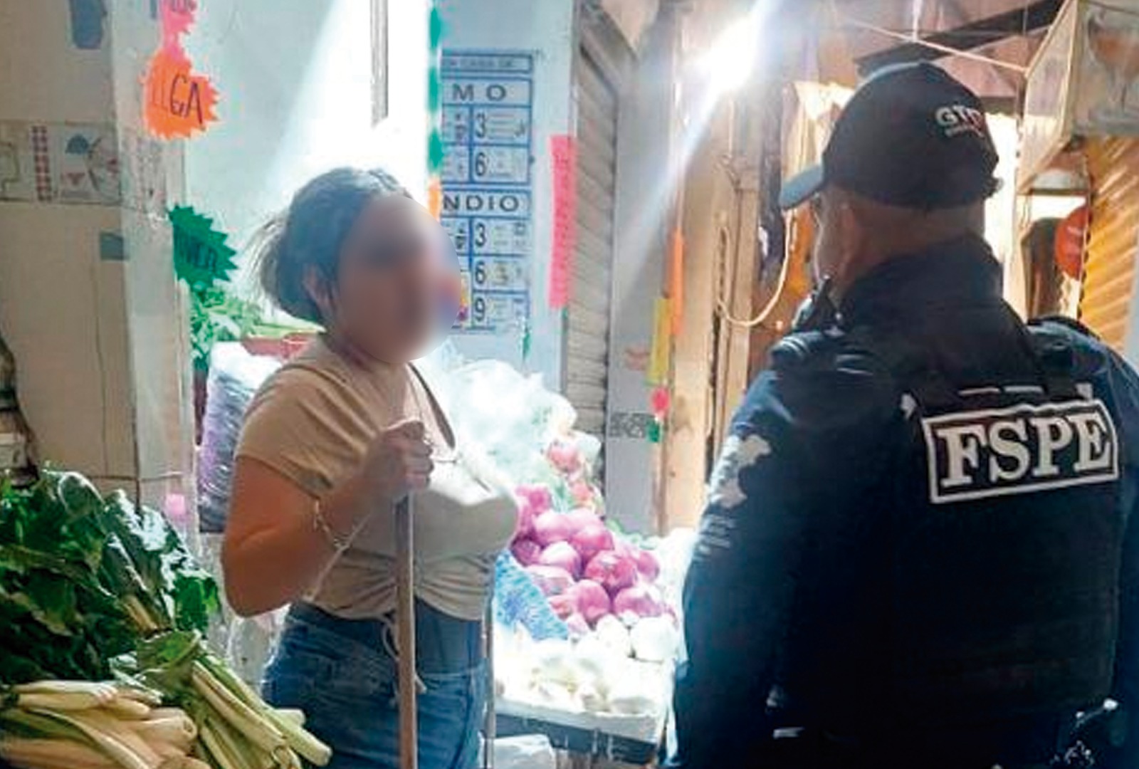 Ante los reportes recientes sobre posibles casos de extorsión en el Mercado Tomasa Esteves, el Escuadrón Antiextorsión ha intensificado su presencia en la zona con recorridos a pie, acercamientos directos con las y los locatarios, así como apoyo a quienes lo soliciten. 