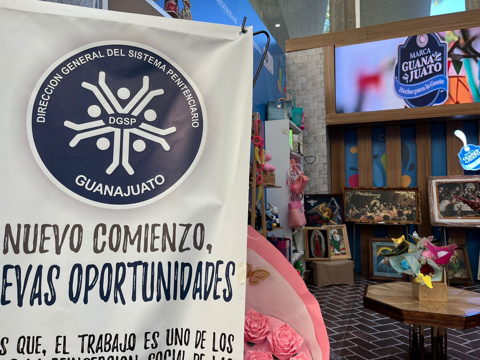 El tiempo se agota, pero aún estás a tiempo de llevarte un producto con historia, talento y significado. Por primera vez, la Dirección General del Sistema Penitenciario del Estado participa en la Feria Estatal de León con un stand de exhibición y venta de artesanías elaboradas por personas privadas de la libertad en Guanajuato. 