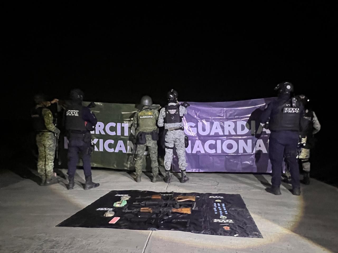 Del 03 al 09 de febrero, los operativos que implementó la Secretaría de Seguridad y Paz, a través de la Subsecretaría de Seguridad y la Subsecretaría de Inteligencia Operacional, derivaron en más de 5 mil 462 aseguramientos, entre los que se encuentran una caja refrigerante y una seca que contenían mercancía con valor superior a 2.2 millones de pesos, 5 mil 617 dosis de droga, 88 personas detenidas, armas, motocicletas, vehículos y tractocamiones en las 10 regiones de Guanajuato.