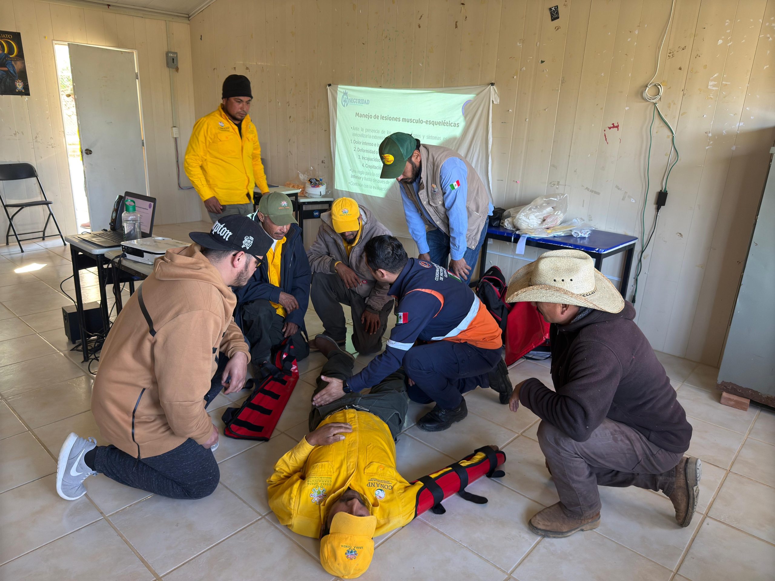 Fortalecen capacidades brigadistas ciudadanos para atender situaciones de riesgo con énfasis en situaciones forestales y escolares.

Para las brigadas de atención a incendios forestales de Cristo Rey, Xichú, y manejo del fuego de El Carricillo, Atarjea, la Reserva de la Biósfera es su diamante más valioso.