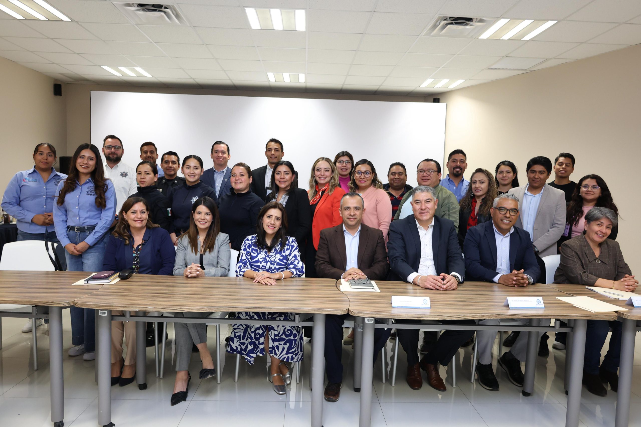 Con el objetivo de fortalecer la seguridad y la prevención en las escuelas de la entidad, la Secretaría de Seguridad y Paz, en coordinación con la Secretaría de Educación de Guanajuato (SEG) y los municipios de las regiones I, II y IX, llevó a cabo una reunión regional que tuvo como eje la capacitación en protocolos de actuación ante riesgos y problemáticas dentro de los planteles educativos.