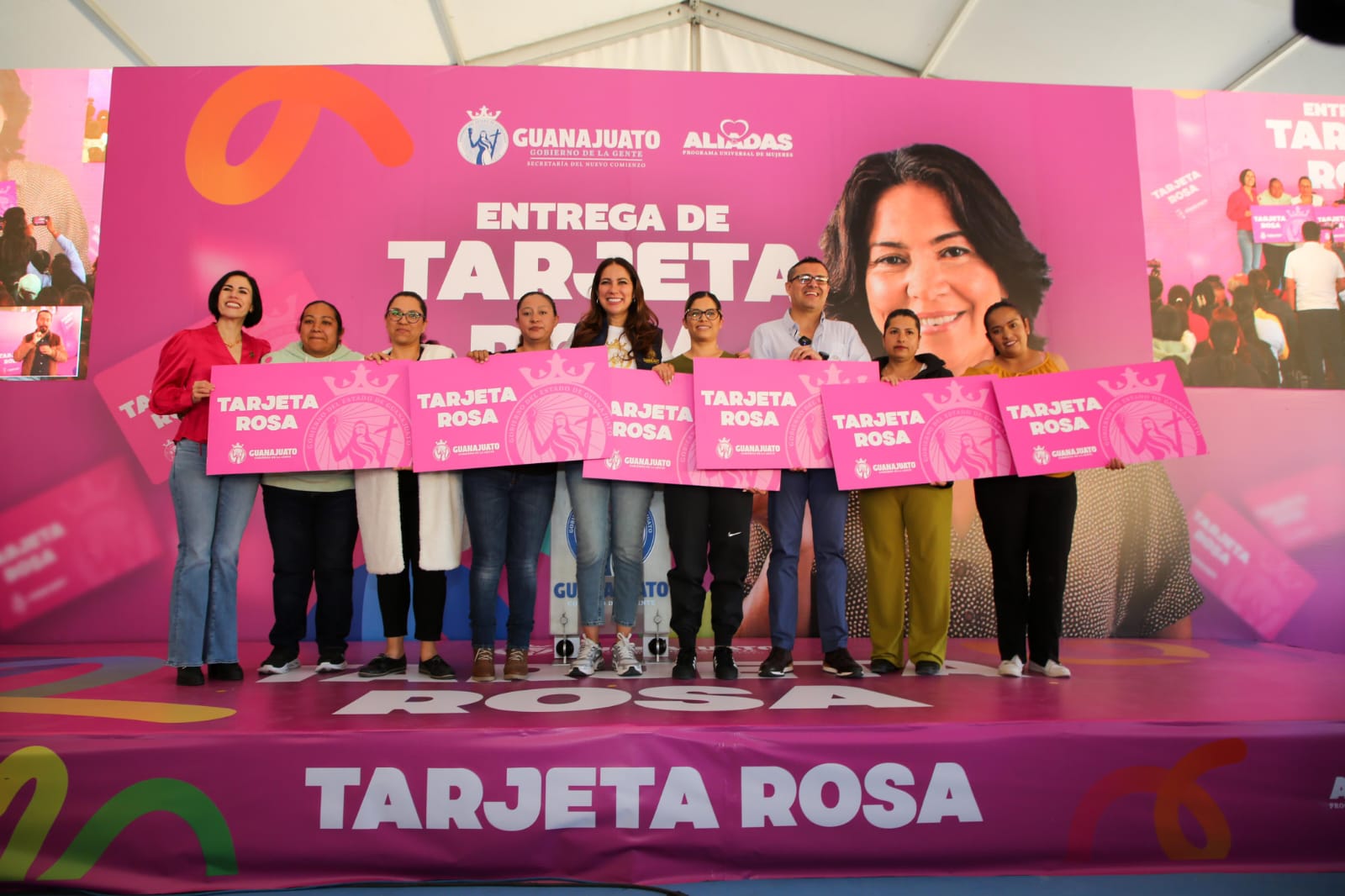 Entrega Gobernadora Tarjetas Rosas en San José Iturbide