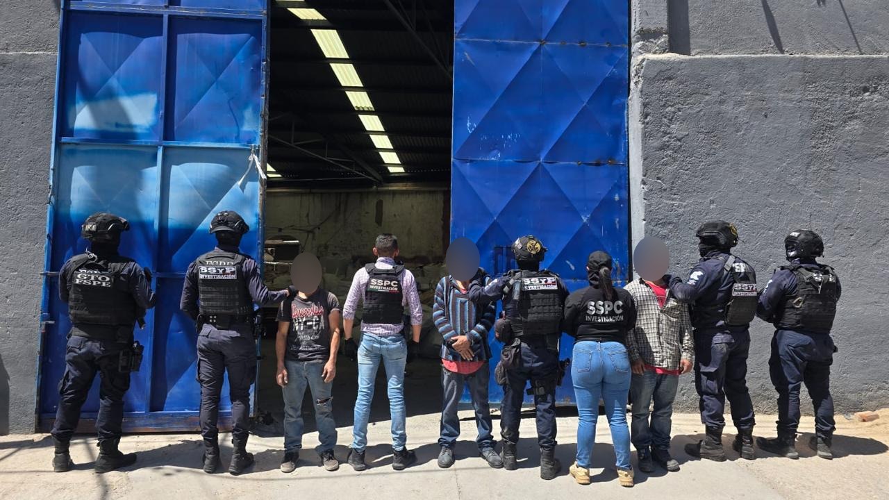 Como parte del trabajo de inteligencia e investigación para el combate al robo a autotransporte en la entidad, la Secretaría de Seguridad y Paz y la Fiscalía General de la República (FGR) en Guanajuato lograron la localización y aseguramiento de una bodega donde se almacenaban productos presuntamente robados con un valor estimado en más de un millón de pesos.