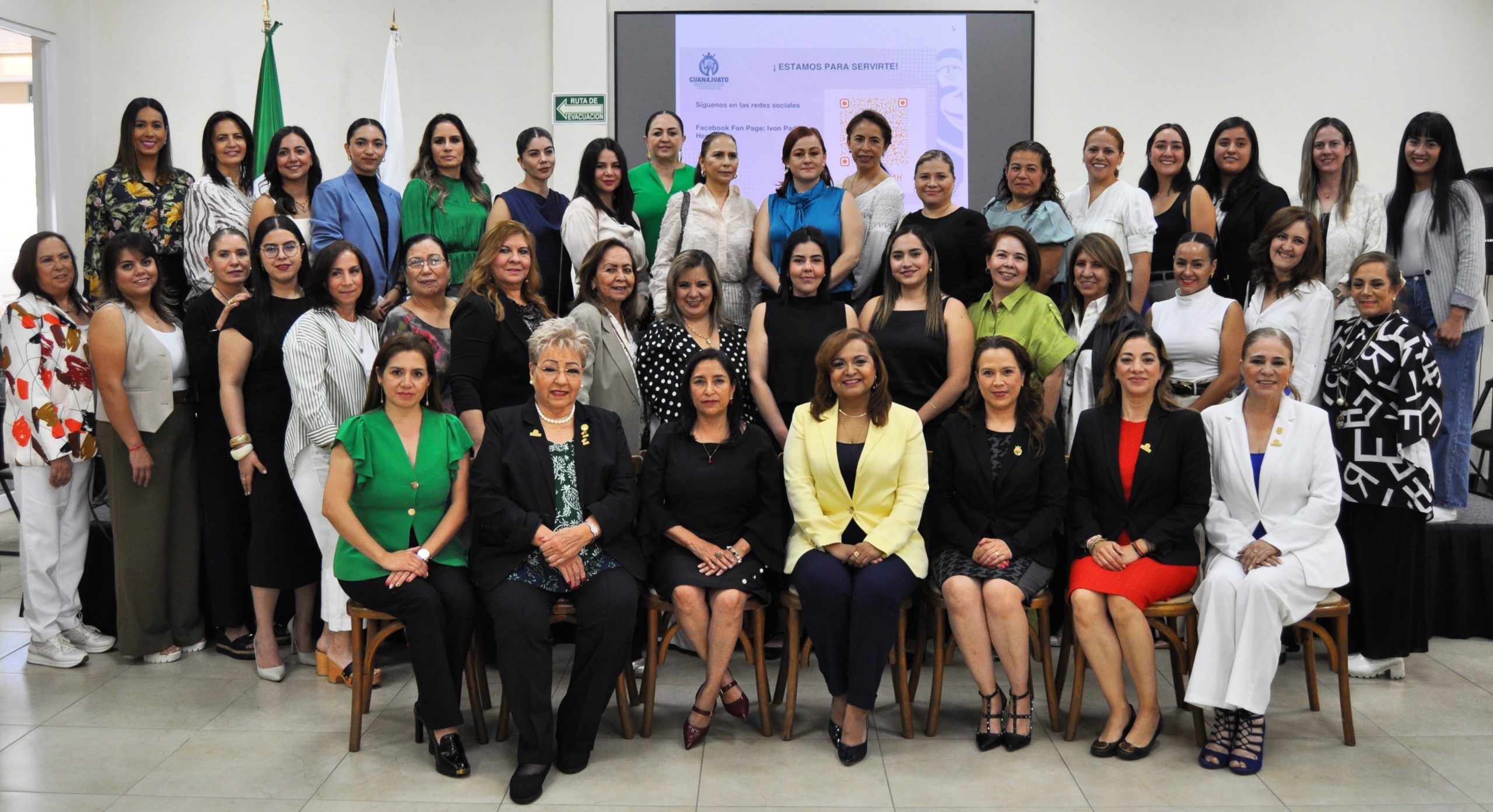 En reunión con AMEXME capítulo León, la titular de la Financiera dijo que uno de los objetivos del gobierno de la Gente es empoderar a las mujeres que necesitan de un impulso para su negocio.