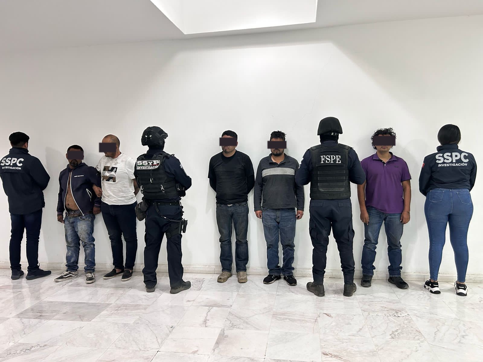 Cinco personas fueron detenidas, incluyendo un presunto líder regional de Jalisco; se aseguraron vehículos, mercancía y un tractocamión con reporte de robo.

La acción fue resultado de una investigación de largo alcance que derivó en una orden de aprensión y una detención en flagrancia.