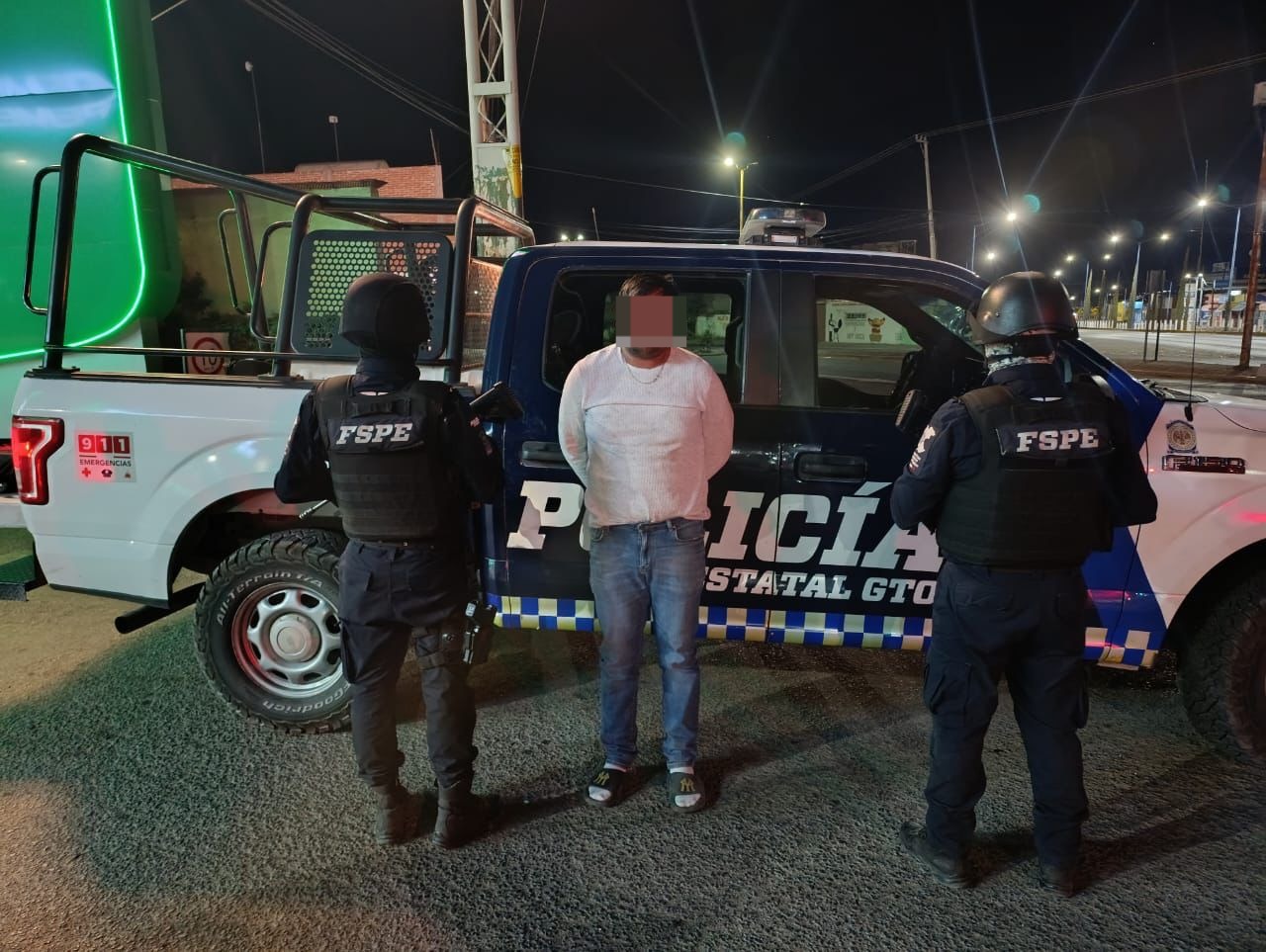 Durante un operativo de vigilancia realizado en la Colonia Los Álamos de San Luis de la Paz, integrantes de las Fuerzas de Seguridad Pública del Estado de Guanajuato (FSPE) aseguraron a un hombre en posesión de un arma de fuego calibre 9 mm, un cargador y un vehículo.