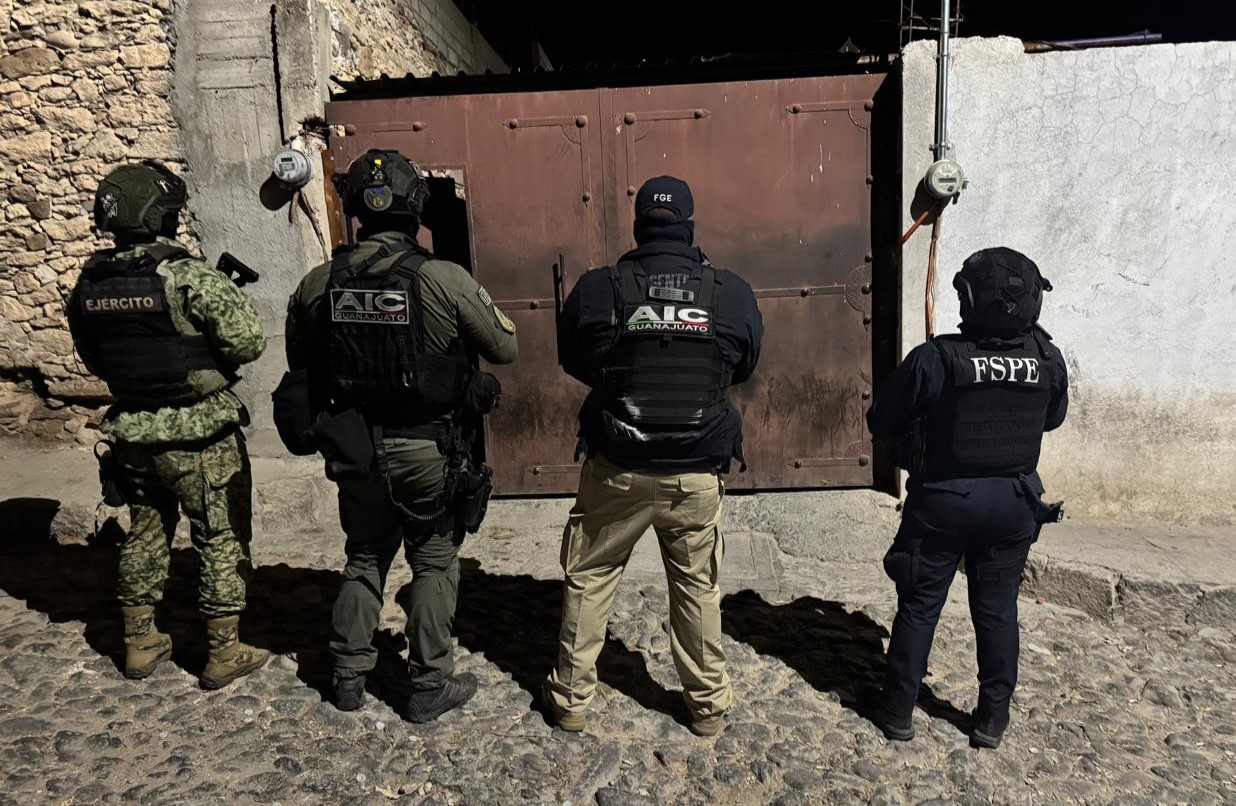 Un operativo interinstitucional entre fuerzas estatales y federales permitió detener a cuatro personas, así como el aseguramiento de armas y vehículos presuntamente utilizados en actividades ilícitas.  