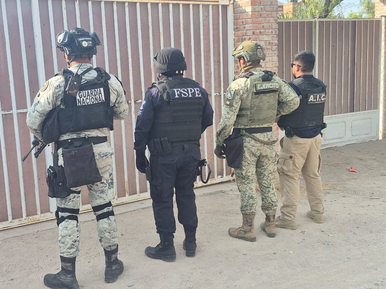La Secretaría de Seguridad y Paz, a través de las Fuerzas de Seguridad Pública del Estado (FSPE), en coordinación con la Fiscalía General del Estado, la Secretaría de la Defensa Nacional (DEFENSA), Guardia Nacional y la Secretaría de Seguridad y Protección Ciudadana del Gobierno de México aseguraron un inmueble donde fue localizada una inhumación clandestina, en el municipio de San José de Iturbide.