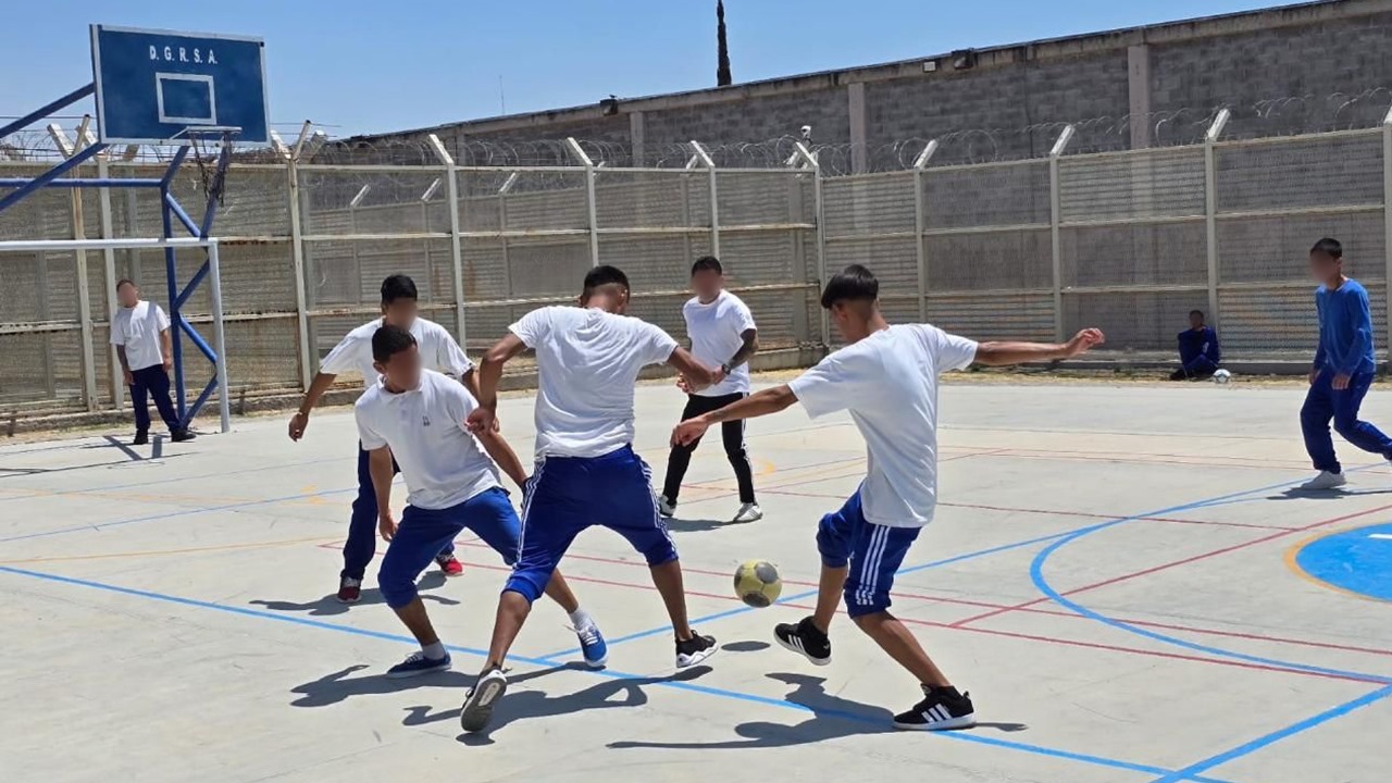 La capacitación en arbitraje de futbol permitió a 12 adolescentes en proceso de reintegración fortalecer valores como el respeto, la equidad y la disciplina.

“Creemos en la capacidad de cambio y el derecho a nuevas oportunidades”, afirma Luis Felipe Razo Ángeles, Director General de Reintegración Social para Adolescentes.