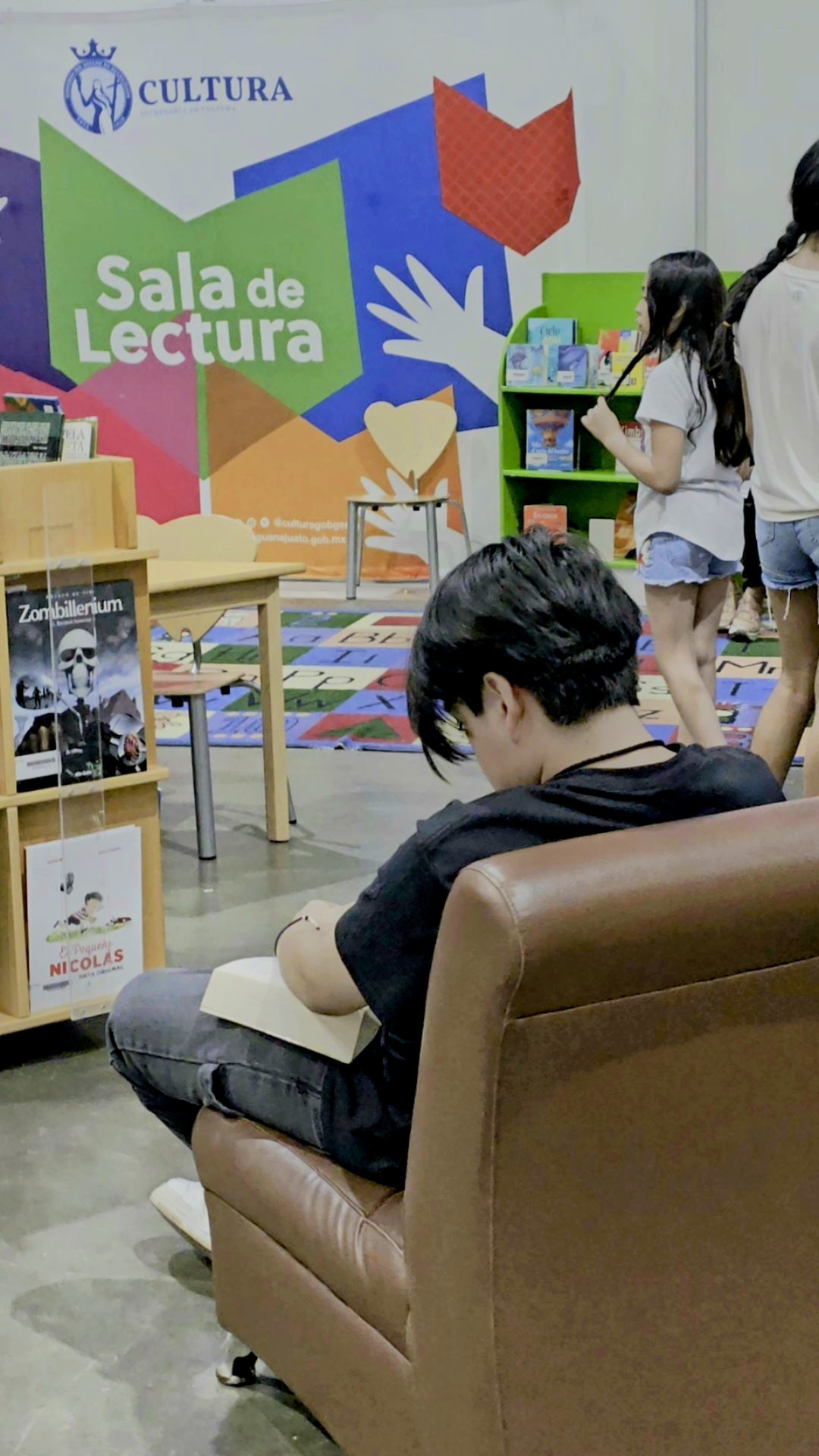 La poesía floreció en la Sala de Lectura de la Secretaría de Cultura durante la FENAL 2025