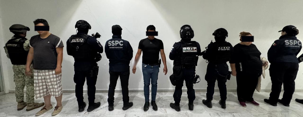 Resultado de las labores de inteligencia federal y la colaboración interinstitucional entre fuerzas estatales y federales.

Se aseguraron armas largas y cortas, cartuchos útiles, teléfonos celulares, documentación con posibles vínculos delictivos y más de 129 mil pesos en efectivo.

Las acciones se realizaron en cumplimiento de una orden judicial, tras una denuncia ciudadana que dio origen a la investigación.