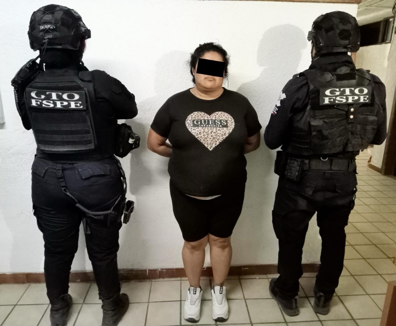 Una mujer amenazó con una granada a los integrantes de la Secretaría de Seguridad y Paz y dependencias federales de seguridad; fue detenida.

Durante el cateo, realizado en coordinación con FGR, DEFENSA y Guardia Nacional, se aseguraron tres artefactos explosivos de fabricación artesanal y uno tipo granada.