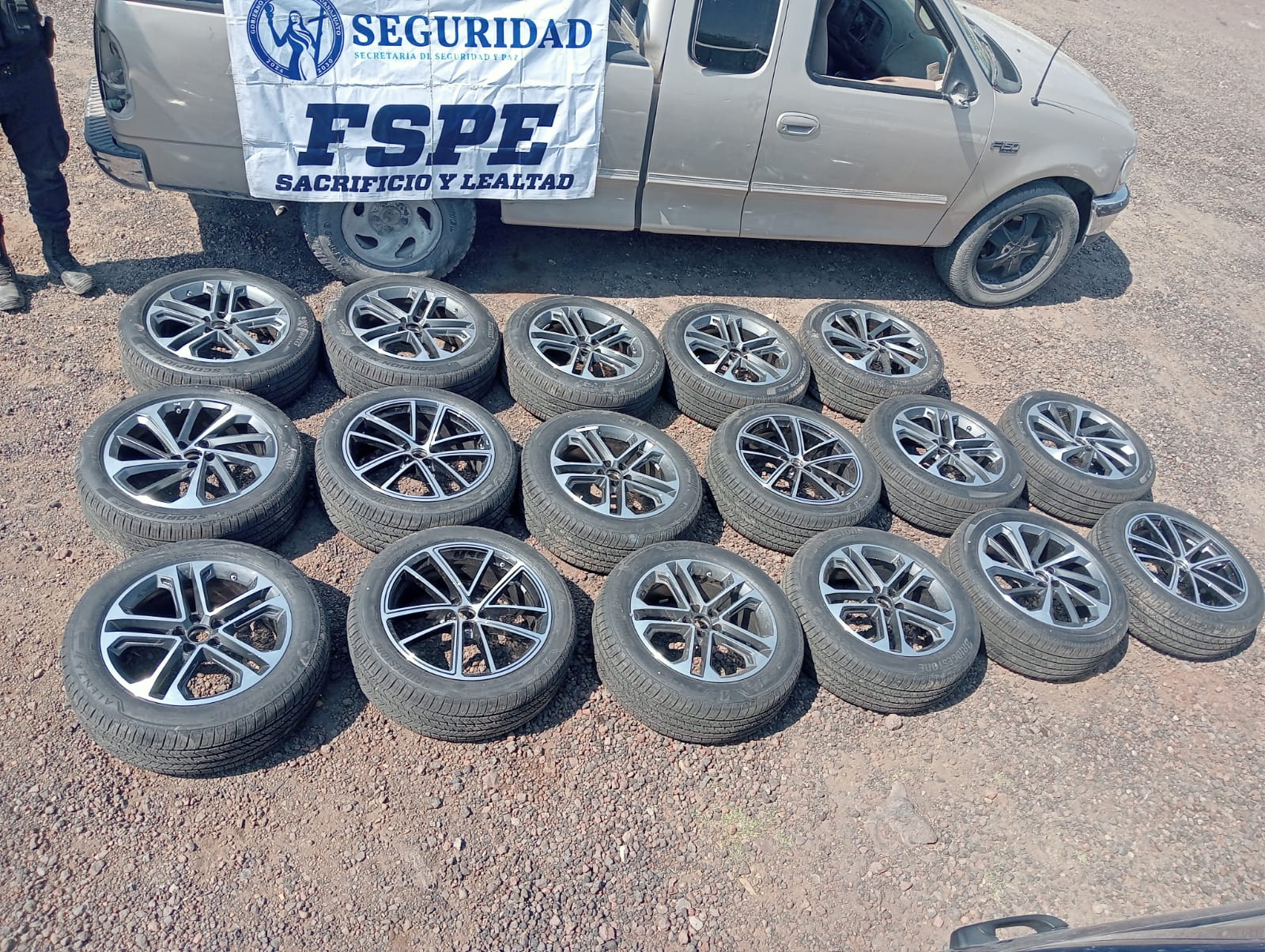 Asegura Secretaría de Seguridad y Paz camioneta y carga de llantas presumiblemente robadas del tren en Villagrán