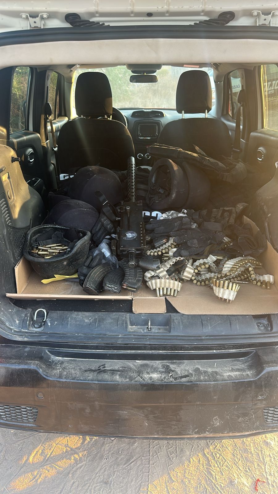 Integrantes de las Fuerzas de Seguridad Pública del Estado (FSPE), a través de la Policía Estatal de Caminos, aseguraron un vehículo con un arma de alto poder, cartuchos útiles, cargadores, cintas abastecidas y equipo táctico con insignias de un grupo delictivo con origen en Jalisco y presencia en Guanajuato.