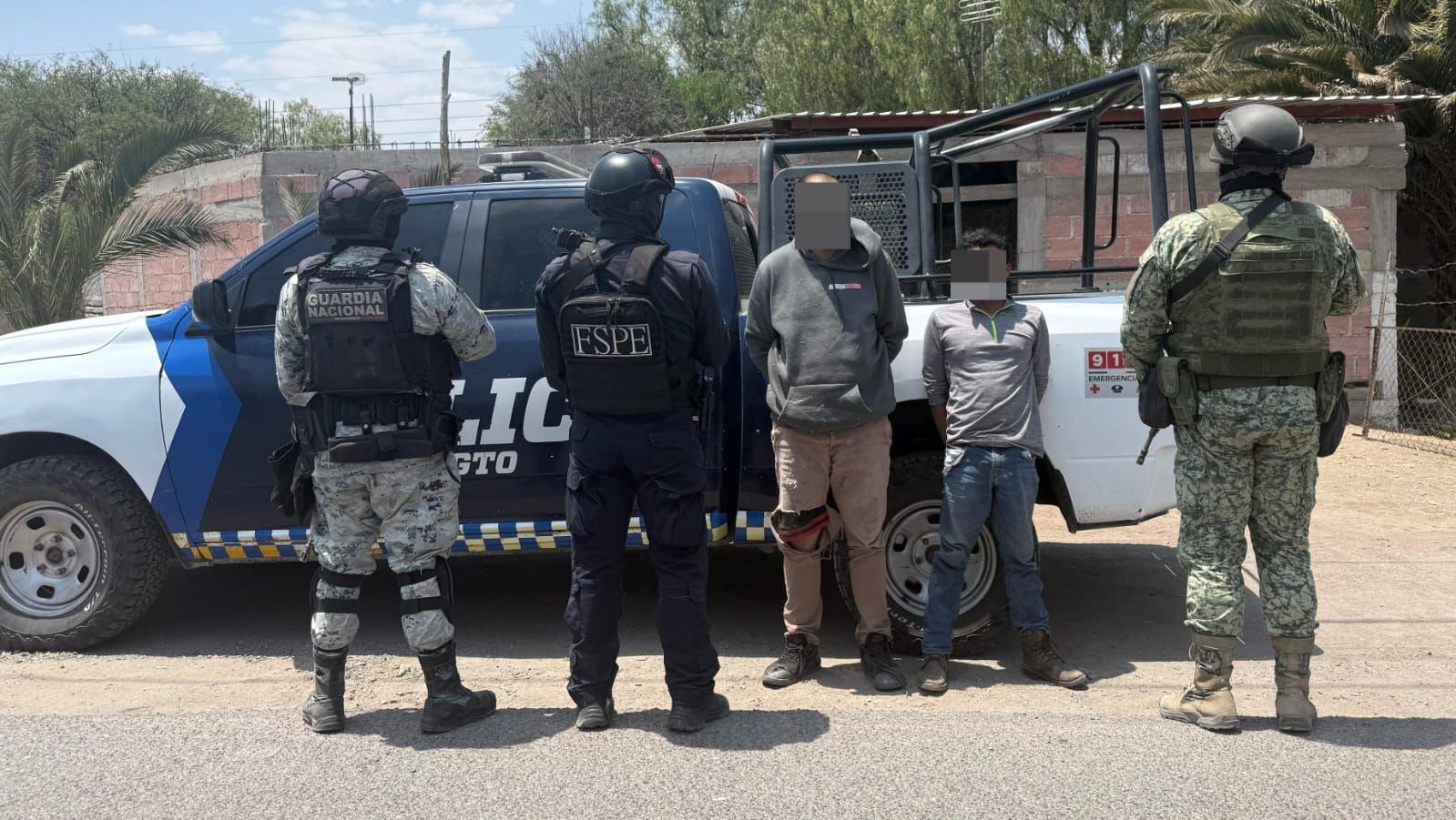 Luego del operativo conjunto, los sujetos intentaron escapar, pero fueron asegurados con armas, cartuchos y equipo balístico.

La acción derivó de una denuncia ciudadana y forma parte de una estrategia que, de septiembre a abril, ha permitido recuperar más de 23 millones de pesos en mercancía presuntamente robada.
