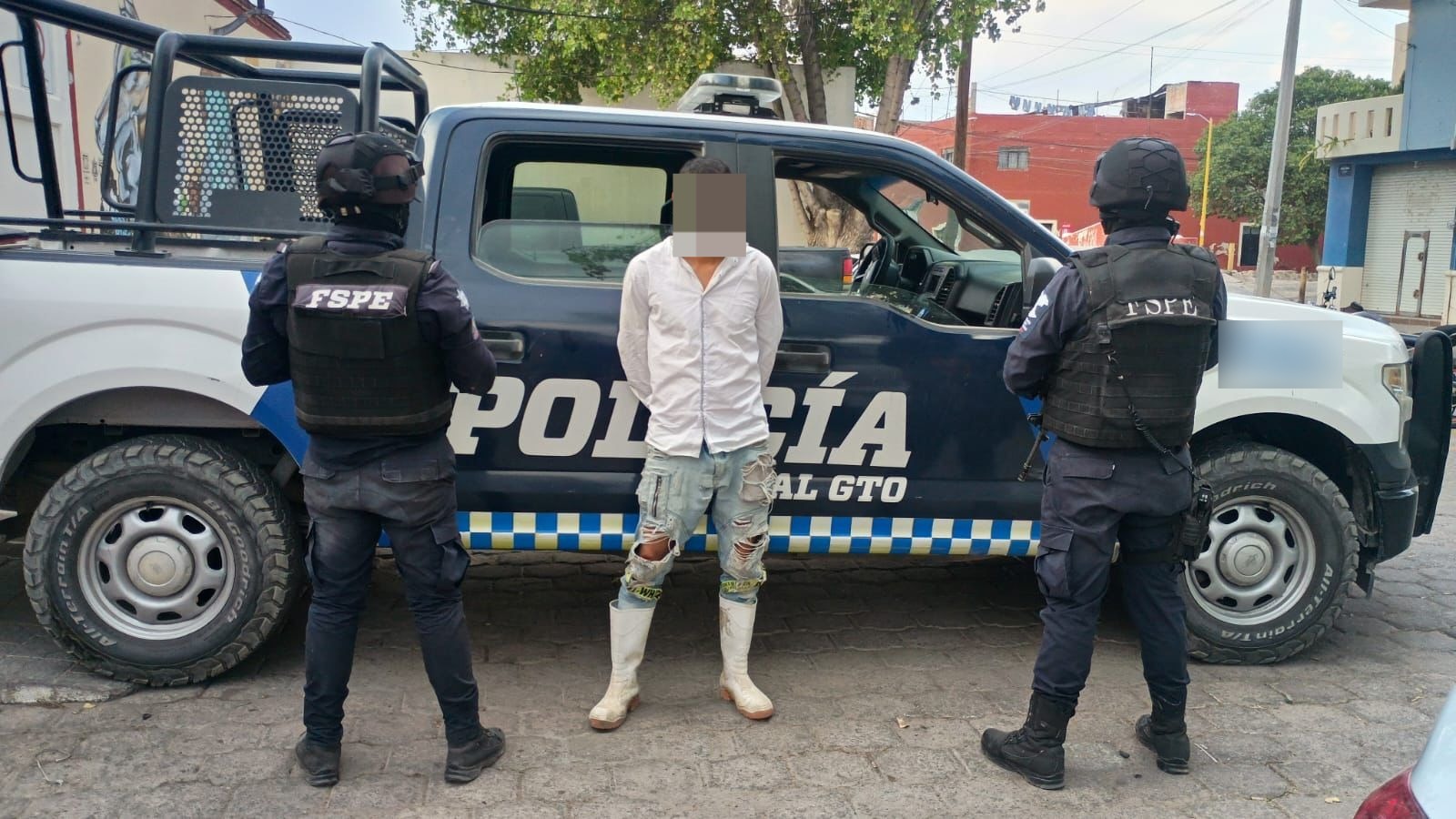 Como resultado de los patrullajes de seguridad y vigilancia, policías de la Comisaría Regional III de las Fuerzas de Seguridad Pública del Estado (FSPE), pertenecientes a la Secretaría de Seguridad y Paz, detuvieron a un hombre señalado directamente por acoso sexual contra una persona de 17 años en la colonia La Espiga. 