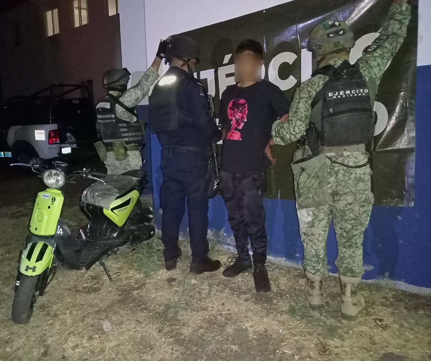 * Un joven de 18 años de edad fue detenido en Moroleón en posesión de más de 200 dosis de supuesta droga.

* La detención se dio como parte de los operativos contra el narcomenudeo que FSPE realiza en los municipios de Guanajuato.