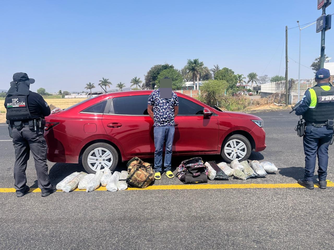 El aseguramiento se realizó durante labores de inspección y control en la carretera Morelia-Salamanca, a la altura del kilómetro 102+850, en el entronque con Valtierrilla, en dirección a Morelia. El equipo operativo detectó un automóvil Chevrolet rojo con cristales polarizados que impedían la visibilidad al interior.
