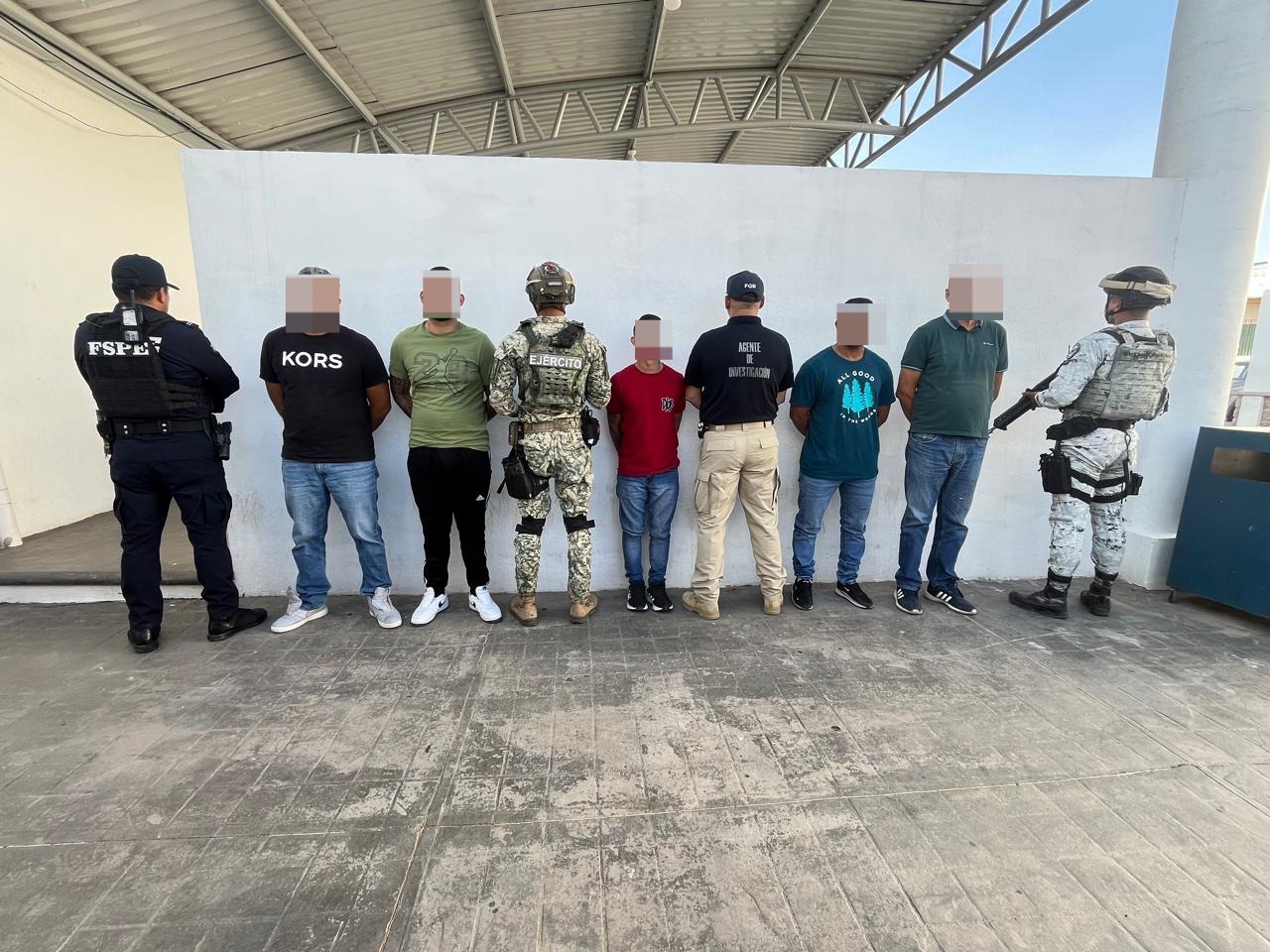 Fueron detenidas cinco personas, entre ellos el coordinador de la célula delictiva, en operativo encabezado por el Escuadrón Antiextorsión, en coordinación con DEFENSA, GN y FSPE.

La detención fue calificada como legal y las 5 personas fueron vinculados a proceso; también se aseguraron armas, supuesta droga y un vehículo.