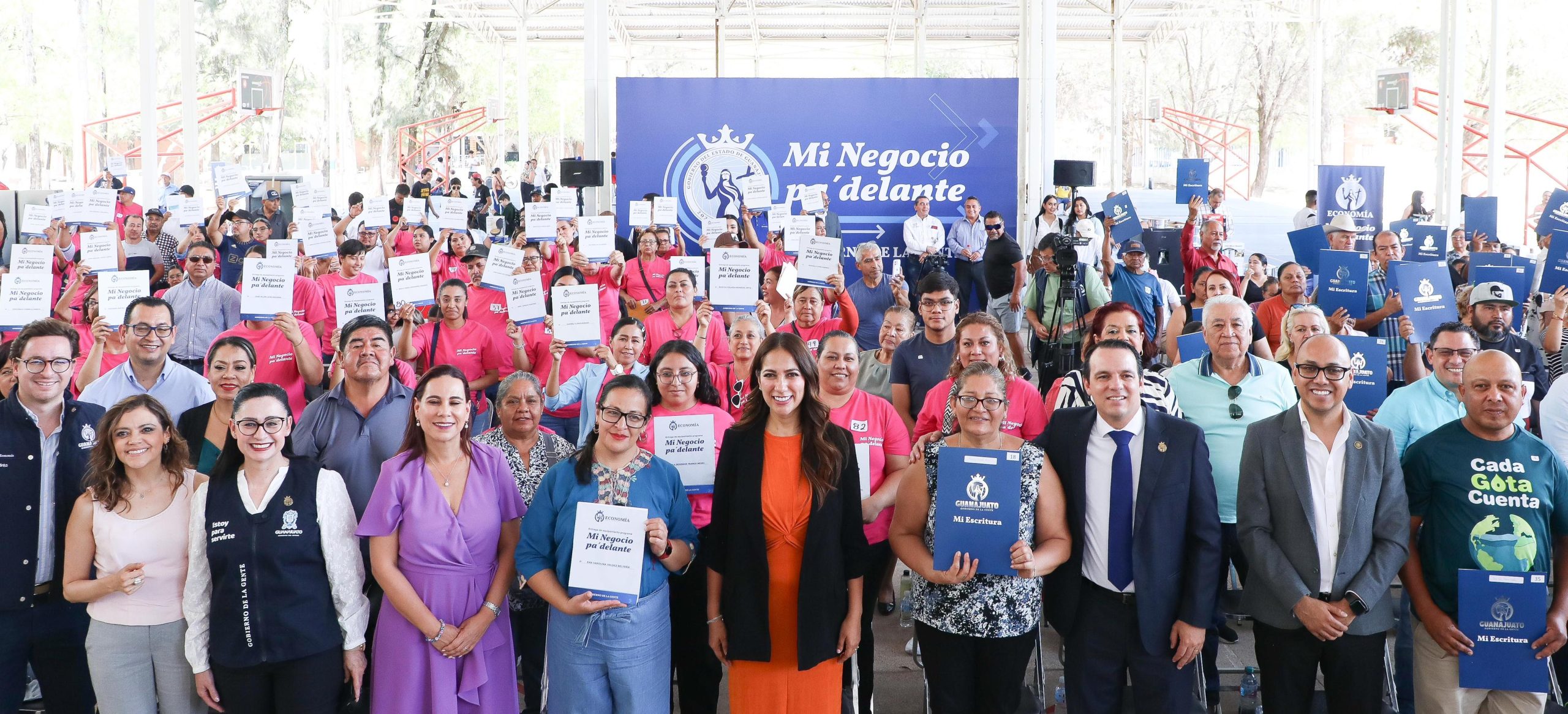 Entrega Gobernadora apoyos a comerciantes y escrituras a familias irapuatenses