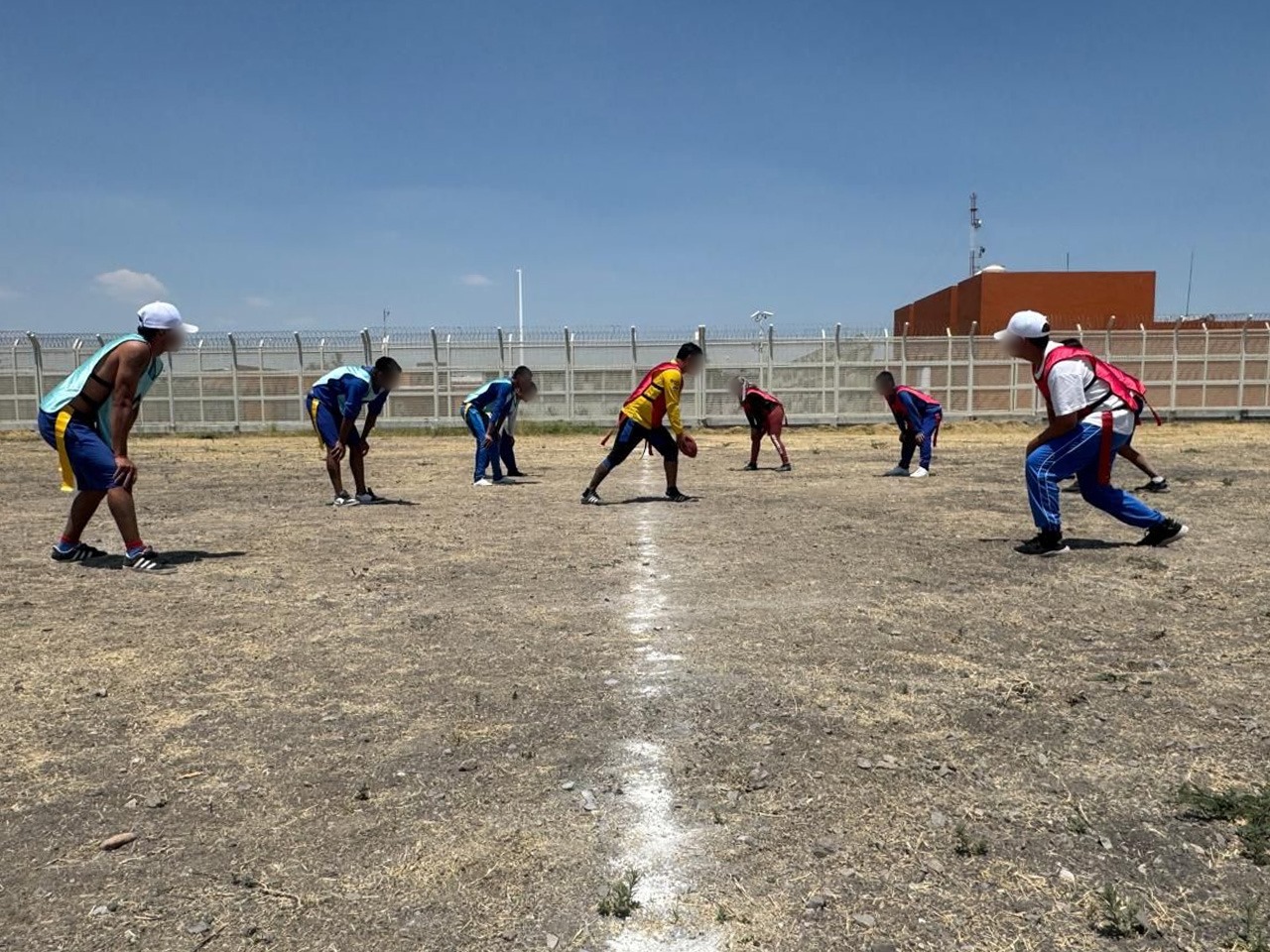 El flag football se convirtió en una herramienta para la transformación emocional, física y social de los 38 adolescentes que participaron en la iniciativa deportiva dentro del Centro de Internamiento Especializado.

El proyecto que impulsan la Dirección General de Reintegración Social para Adolescentes y la organización Corazón Profundo, fomenta el respeto, la convivencia y la esperanza entre los jóvenes en conflicto con la ley.