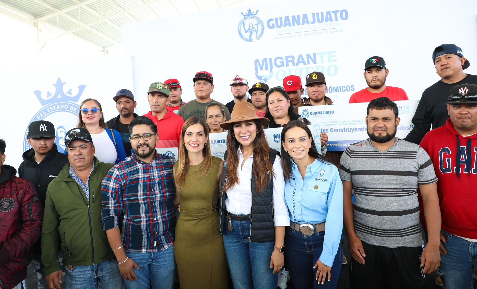 Entrega Gobernadora apoyos a migrantes del Estado