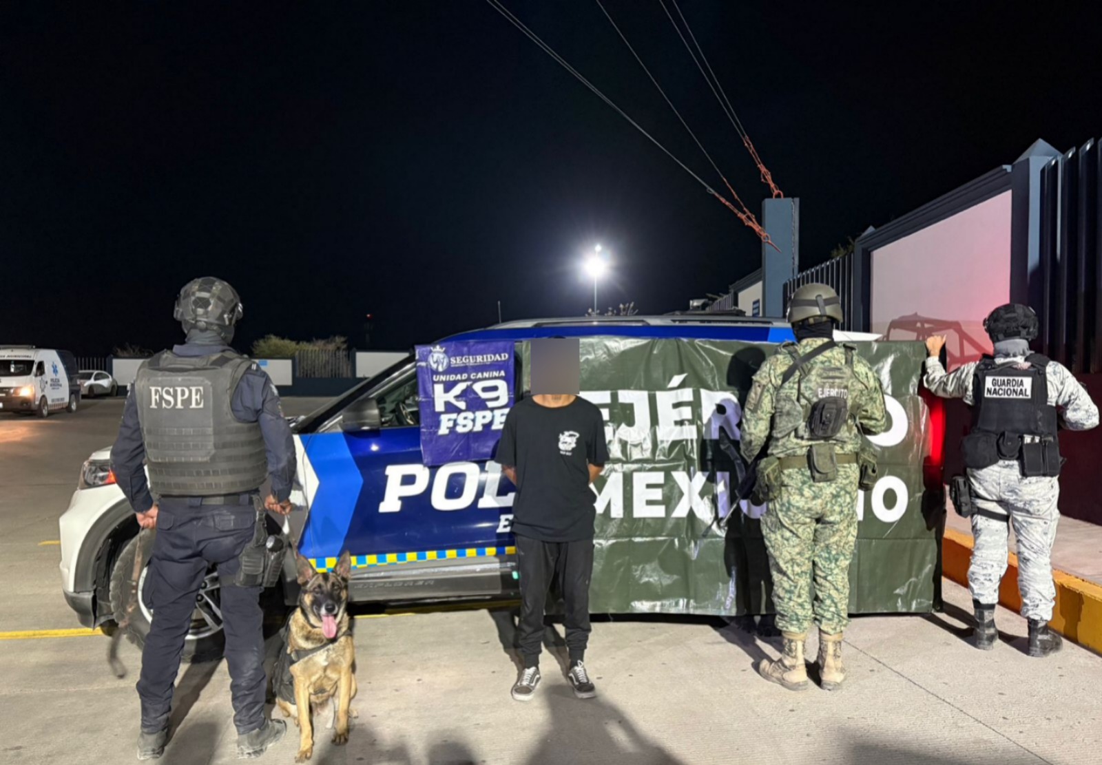 Durante un patrullaje en el Fraccionamiento Villas del Rey, el binomio canino de FSPE detectó a un joven de 19 años con 45 envoltorios de la droga conocida como cristal.

La intervención, realizada en el marco de la estrategia de seguridad CONFIA, concluyó con el detenido y la evidencia puestos a disposición del Ministerio Público.