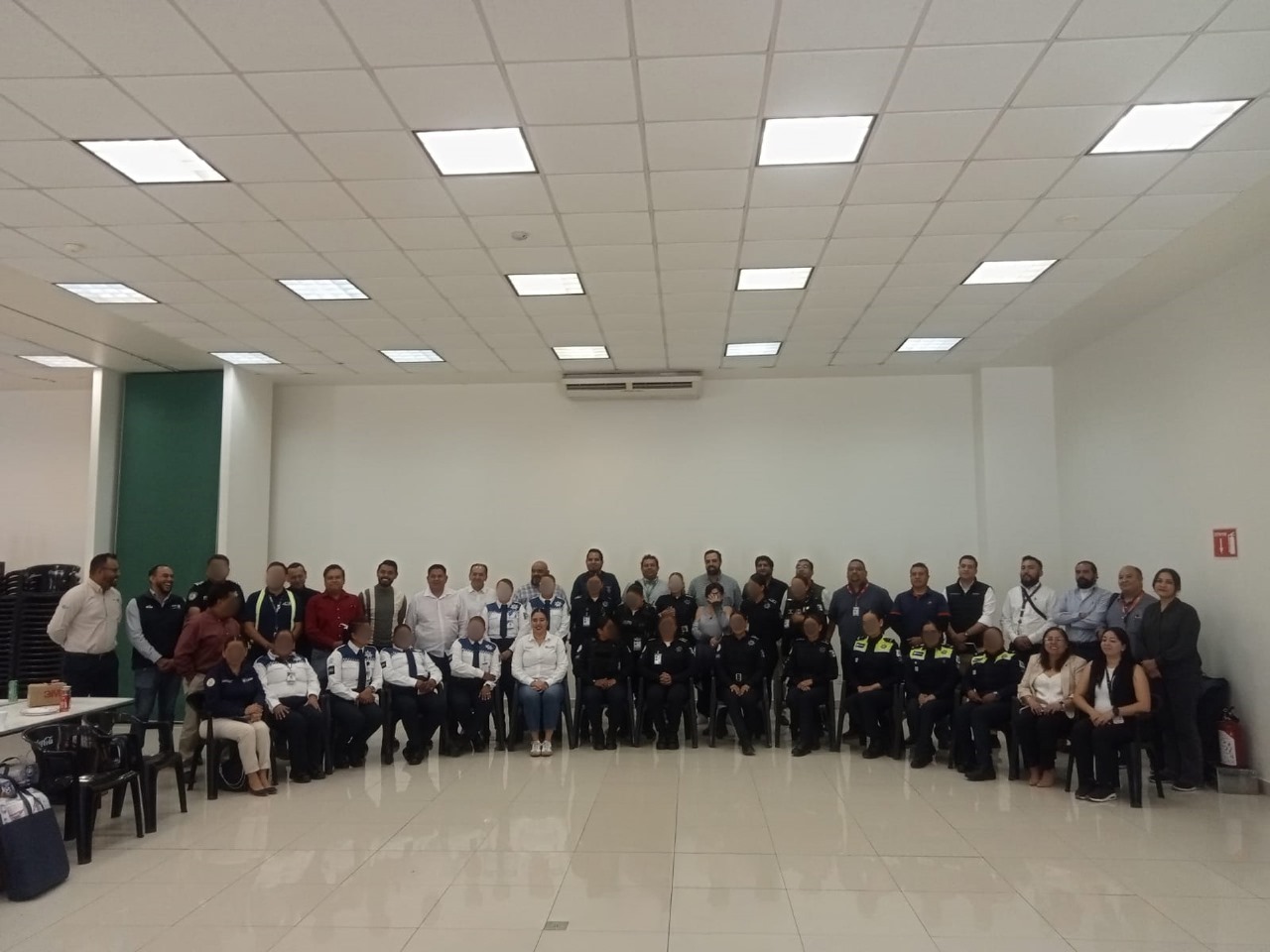 Con un mensaje de respeto, gratitud y reconocimiento, representantes del sector empresarial de Guanajuato rindieron homenaje a mujeres policías de los tres órdenes de gobierno, destacando su valentía, compromiso y profesionalismo en la salvaguarda de las familias guanajuatenses.