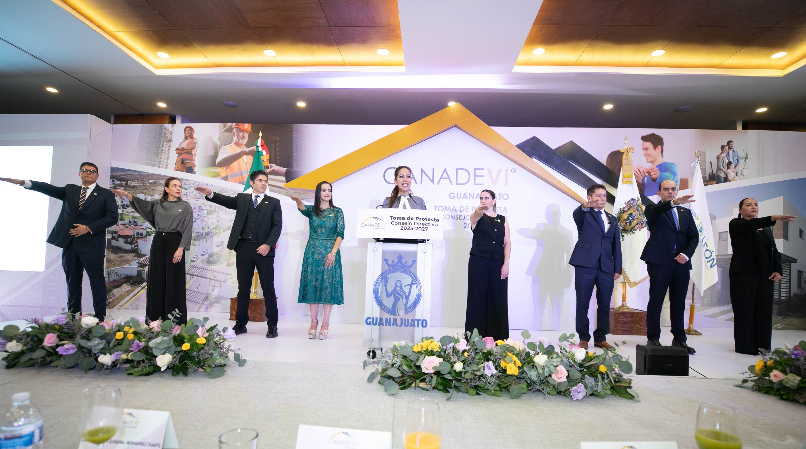 Libia Dennise toma protesta al Consejo Directivo de CANADEVI Guanajuato, que por primera vez, será presidido por una mujer