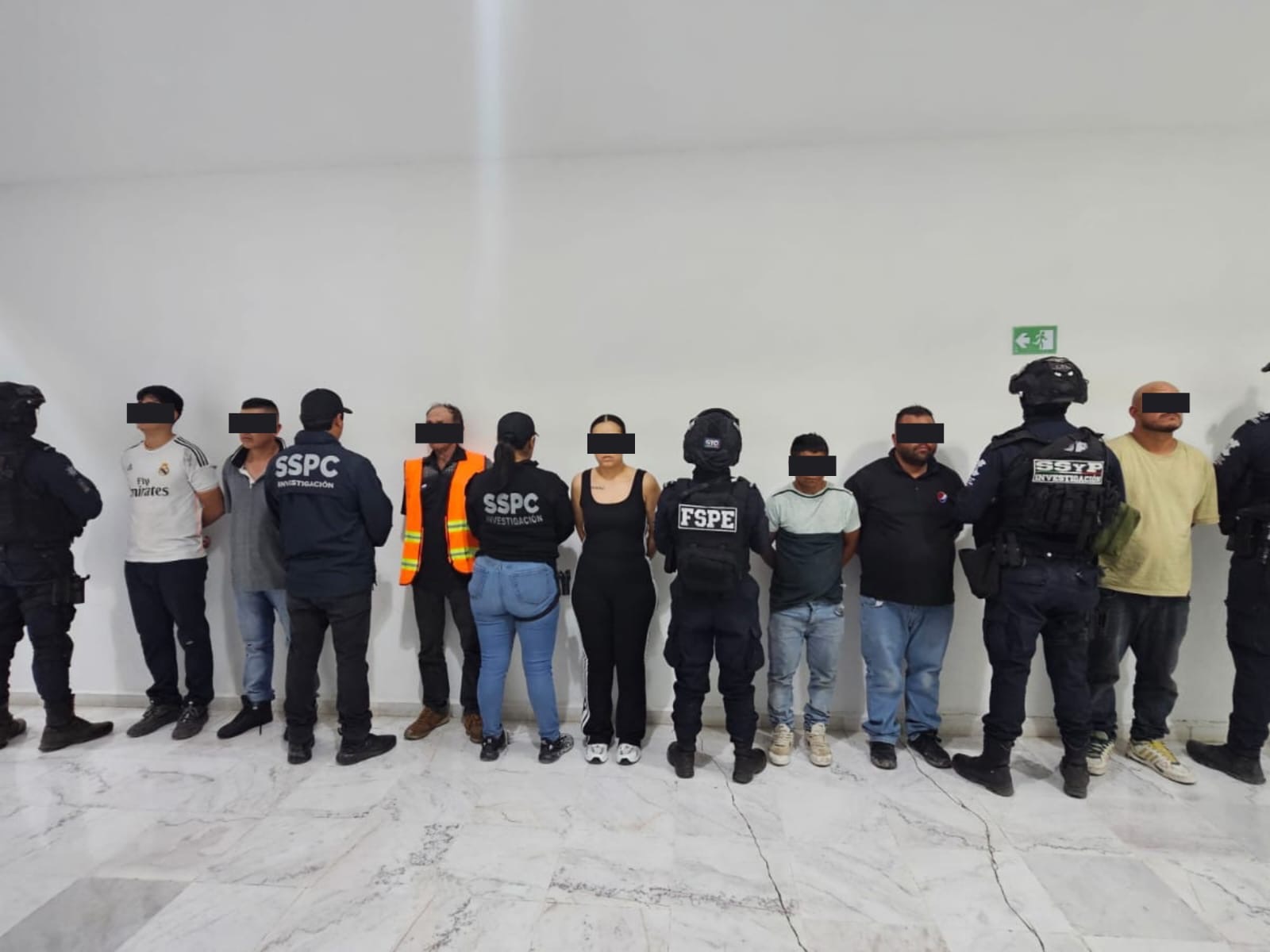 La intervención forma parte de la estrategia CONFIA y confirma resultados del modelo de inteligencia para combatir delitos contra la salud.
 
Fueron aseguradas ocho personas, así como estupefacientes, un arma, equipos electrónicos, dinero en efectivo, cartuchos, vehículos y otros indicios.