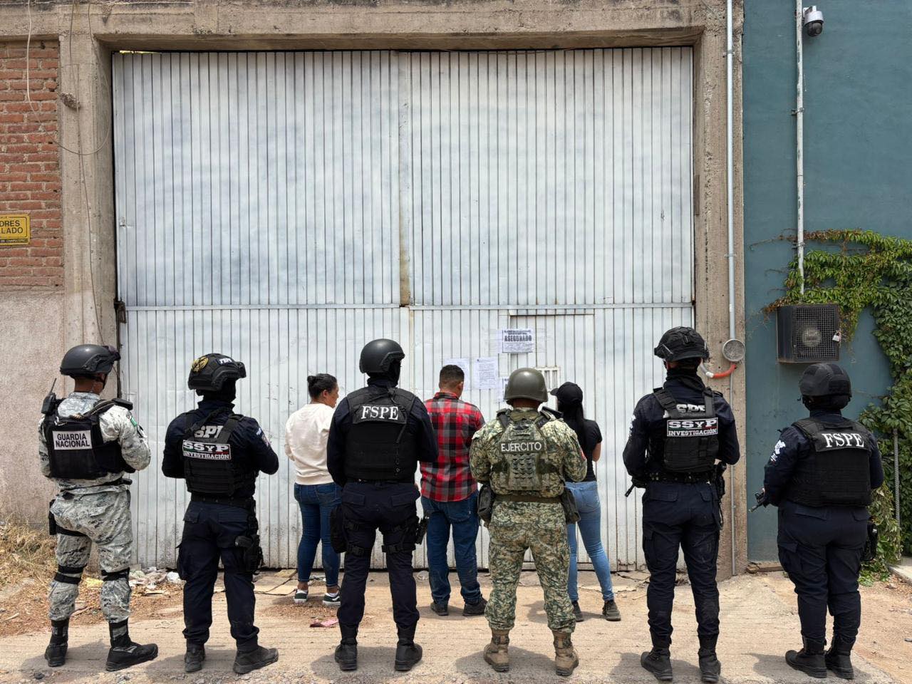 En cateo, fueron aseguradas 19 motocicletas con reporte de robo y productos diversos valuados.

La diligencia fue realizada por la Secretaría de Seguridad y Paz en coordinación con la Fiscalía General de la República, delegación León.