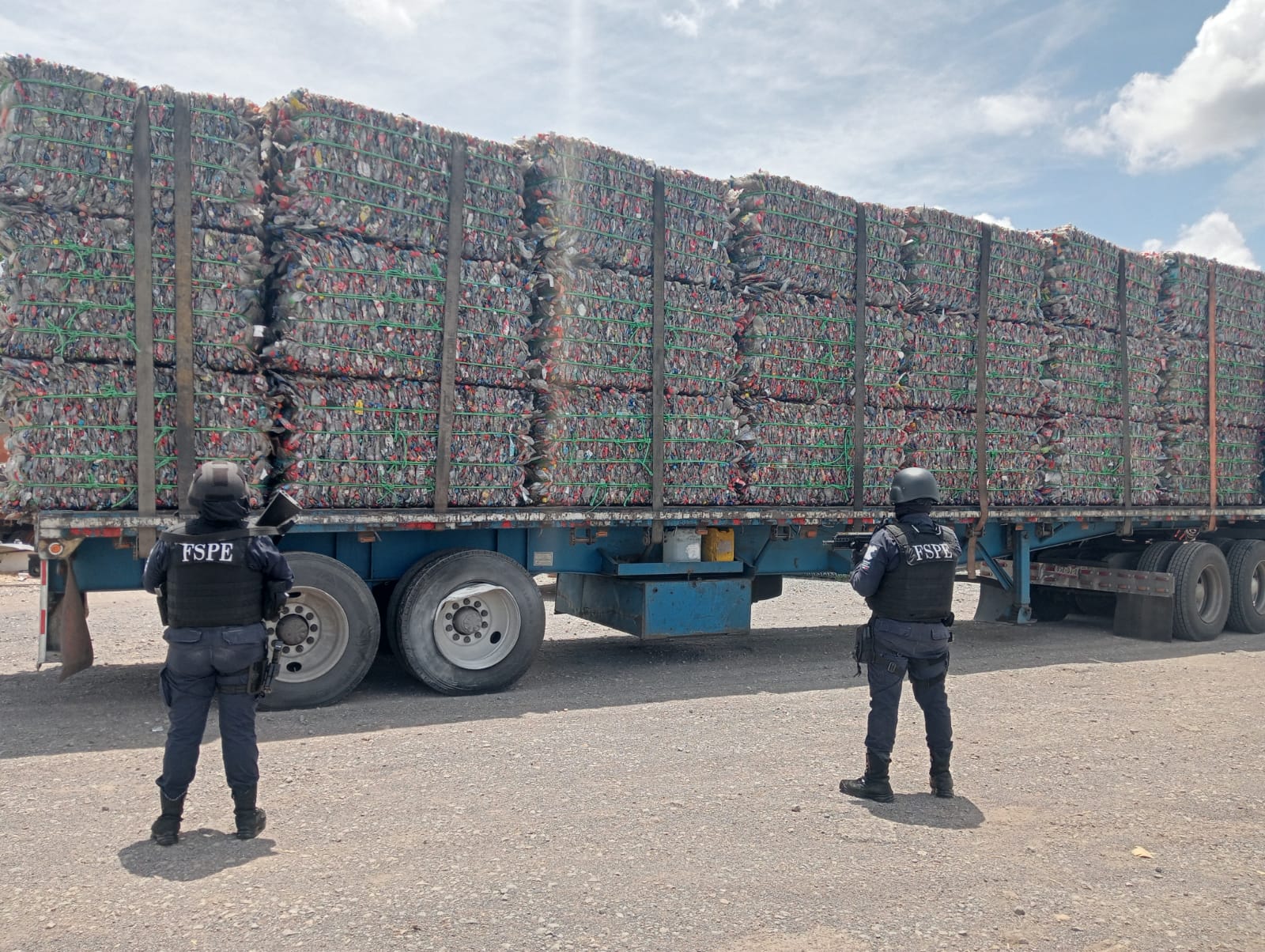 Asegura Secretaría de Seguridad y Paz tractocamión robado con 42 pacas de PET en Apaseo el Alto