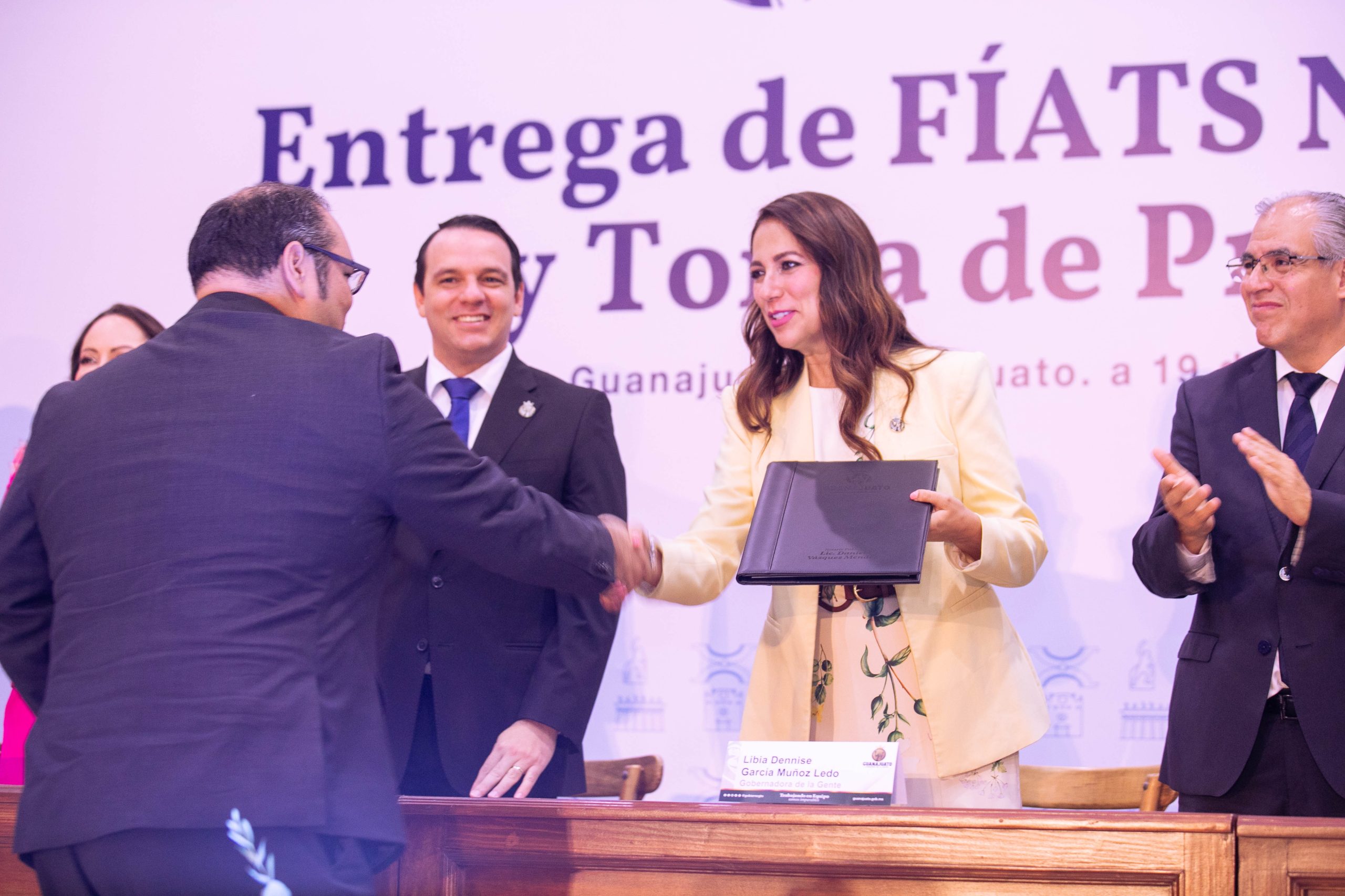 Entrega Gobernadora Libia Dennise FÍATS Notariales