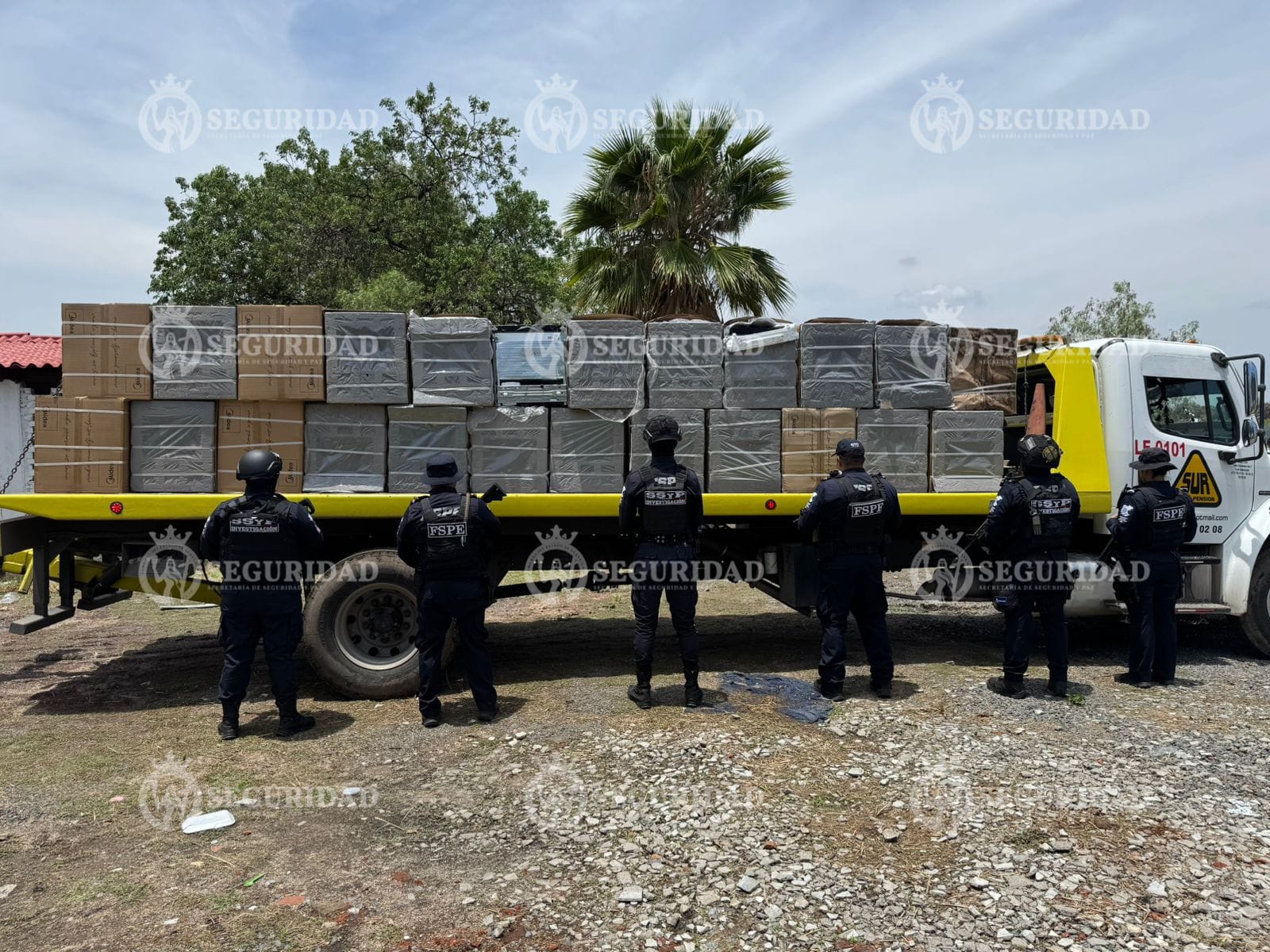 El operativo llevó a recuperar un tractocamión con refrigeradores presumiblemente robados, el aseguramiento de tres vehículos y la detención de seis personas presuntamente involucradas.

• Las acciones forman parte del trabajo permanente de las Fuerzas de Seguridad Pública del Estado para combatir los delitos contra el transporte de carga.