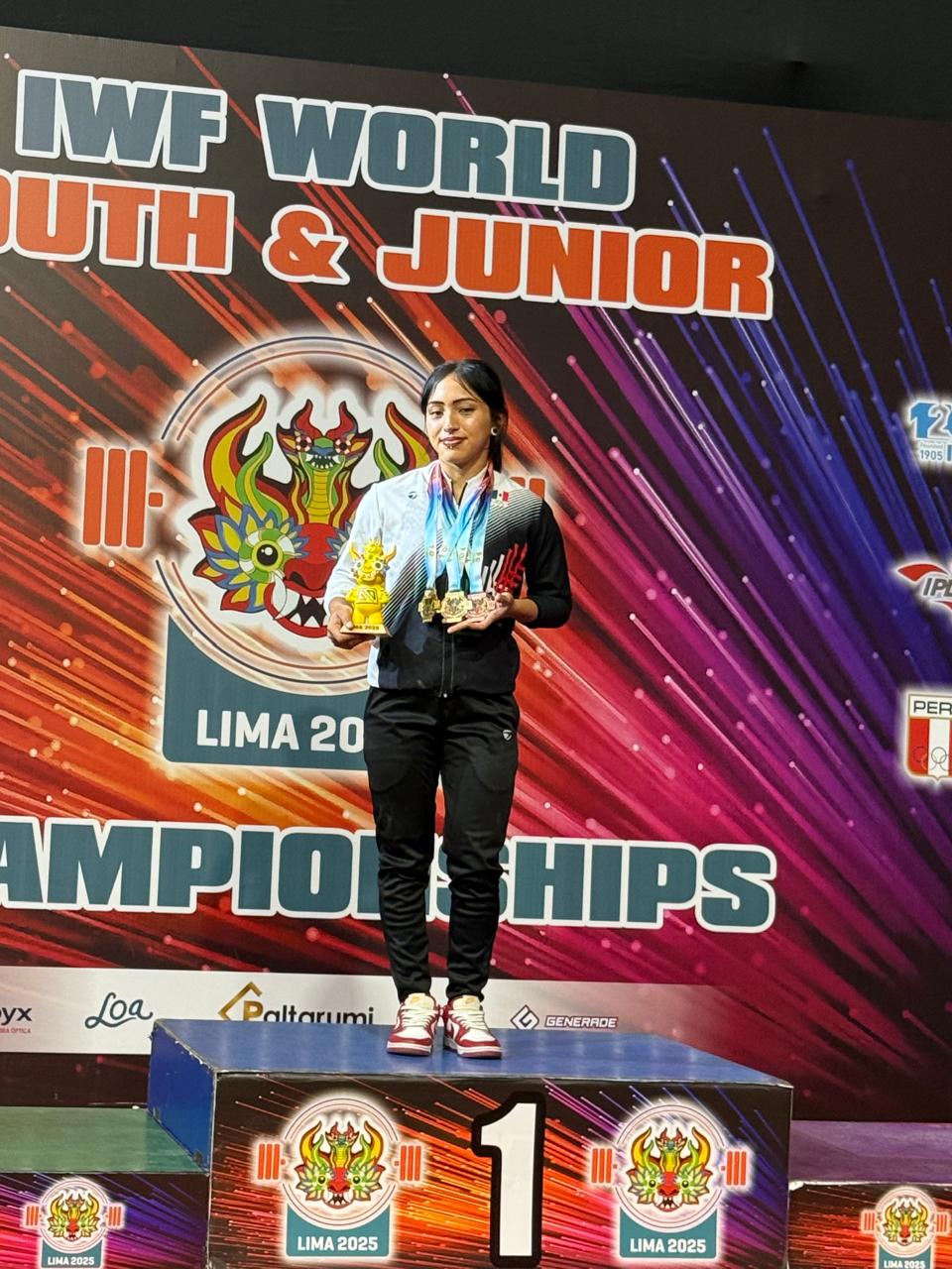 Se llama Kelly Alexandra López Ponciano y hoy le puso su firma a las páginas del deporte guanajuatense. Históricamente se convierte en la primera campeona de un Mundial Juvenil en Levantamiento de Pesas y orgullosamente representó a Guanajuato y a México en el certamen que se celebra en Lima, Perú.